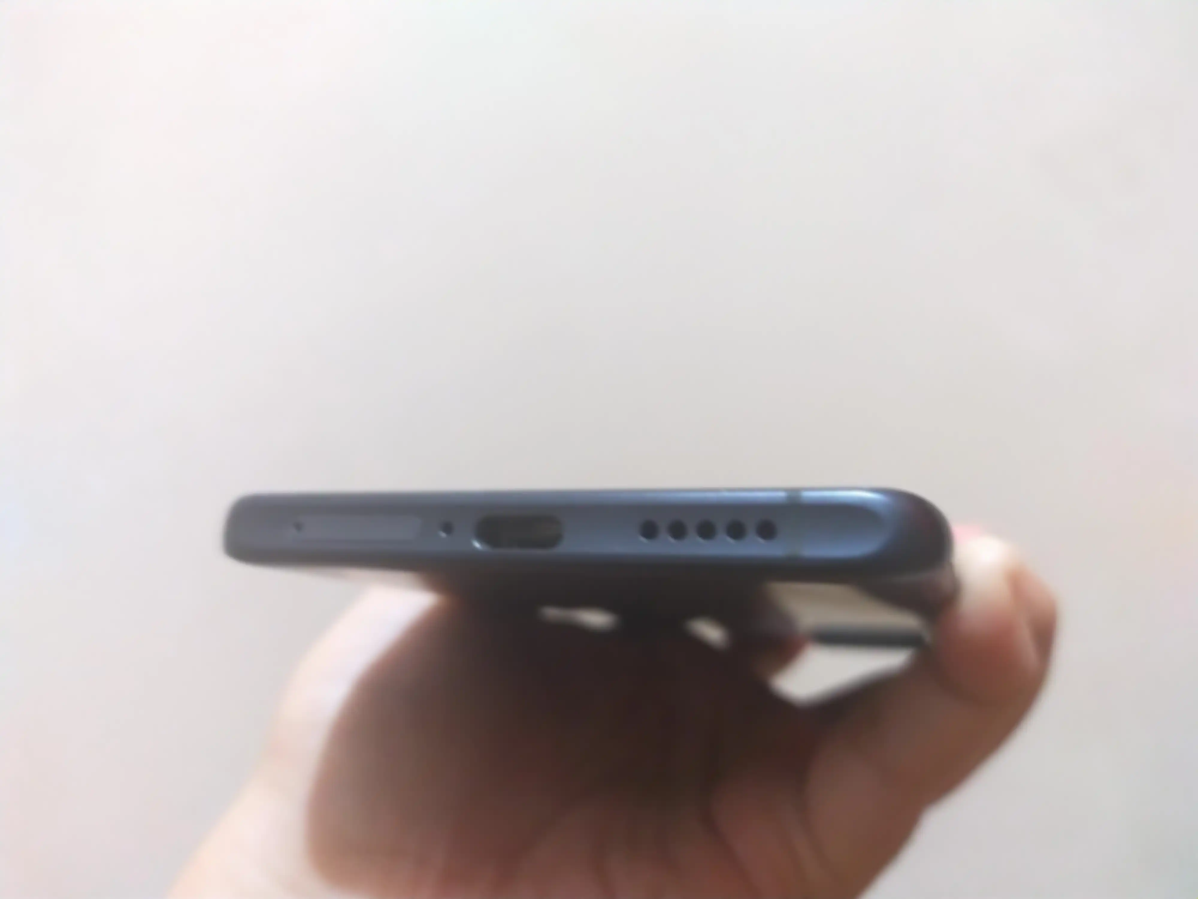 Bagian bawah vivo X60 Pro terlihat speaker slot kartu SIM dan port USB type-C.