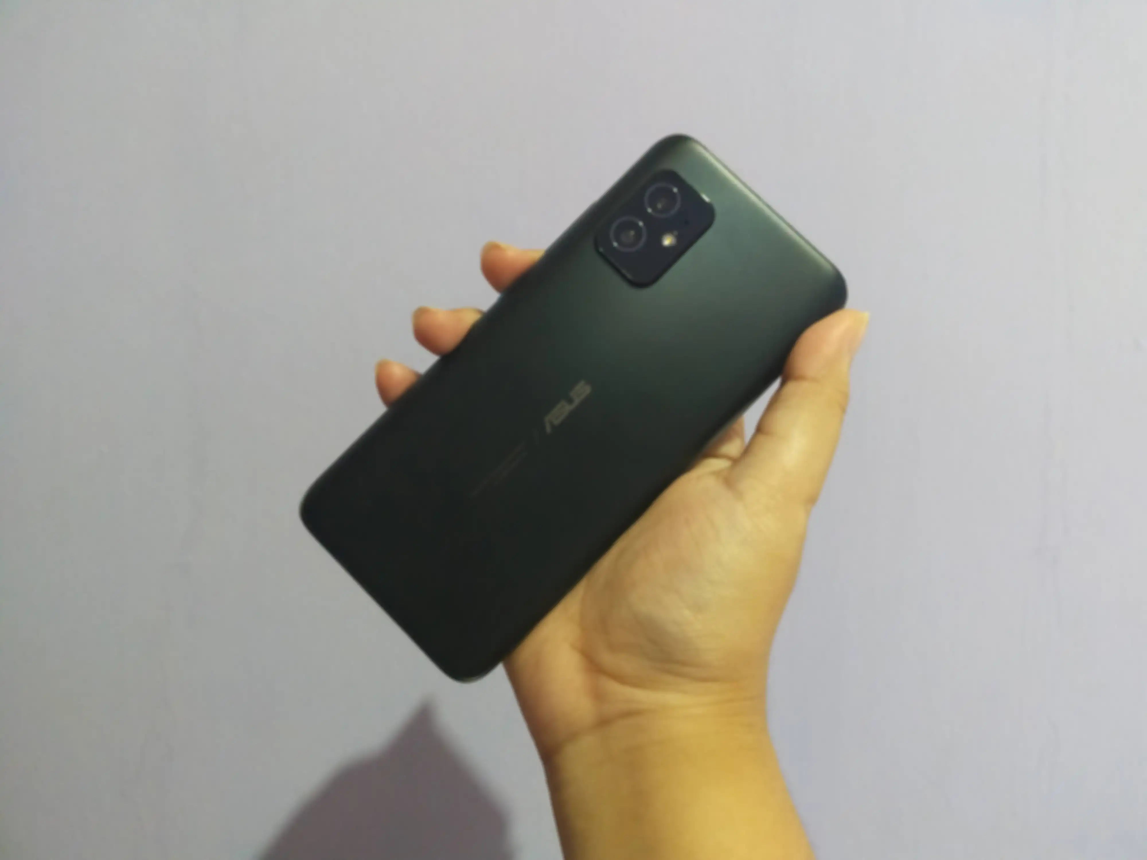 Desain ASUS Zenfone 8 yang terlihat biasa namun ternyata menarik setelah dicoba.