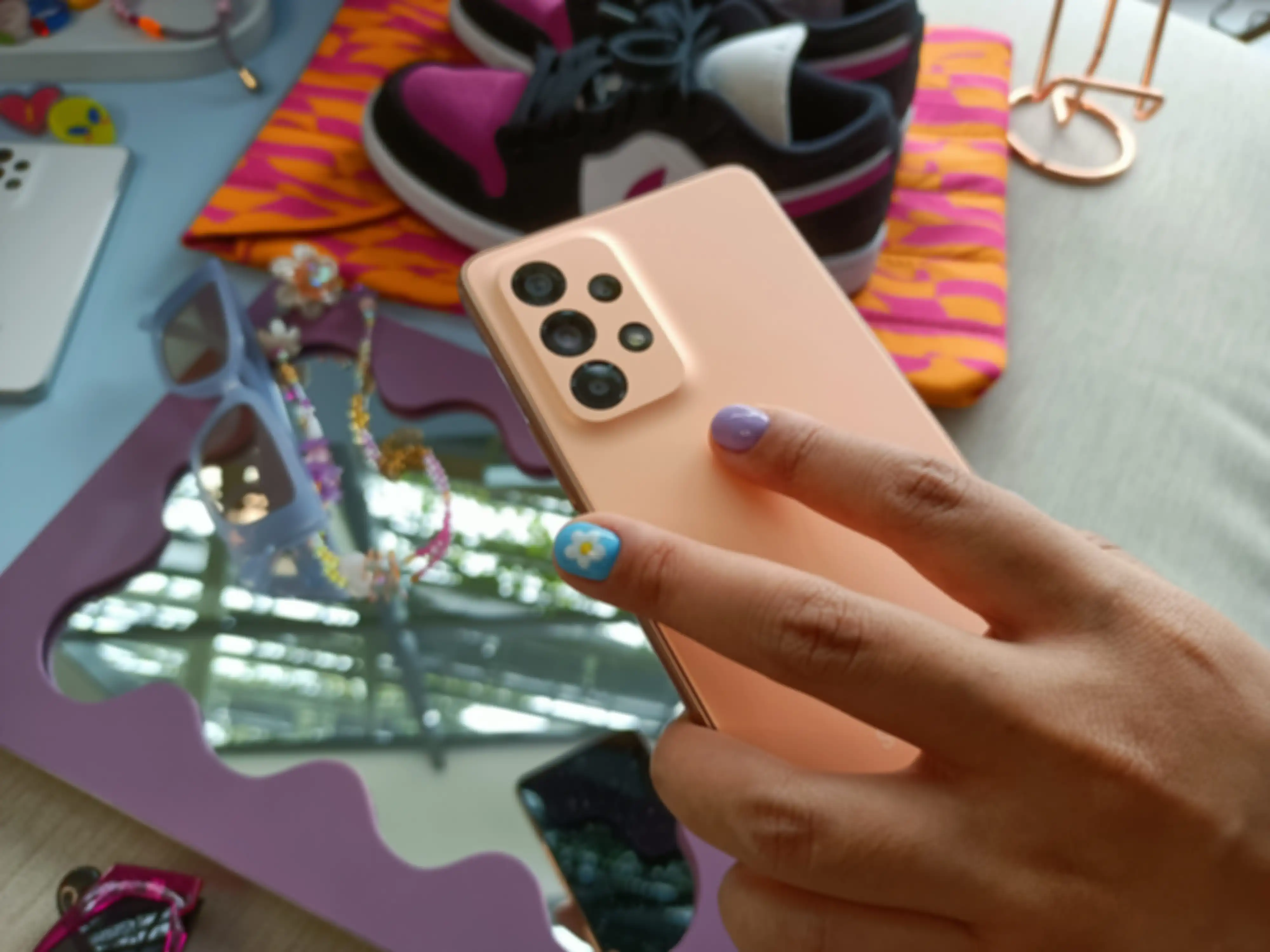 Samsung Galaxy A53 5G warna peach.