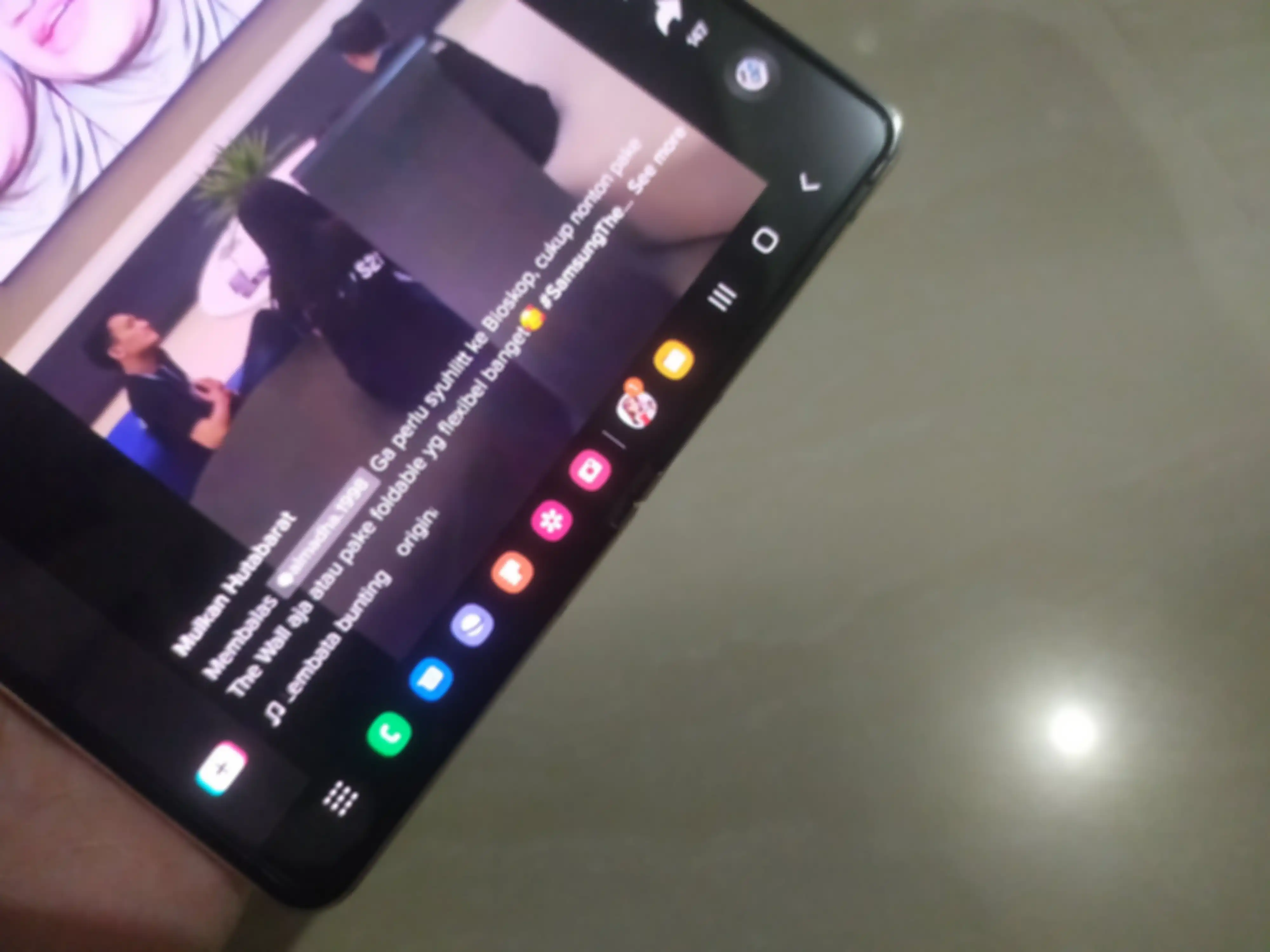 Taskbar pada Samsung Galaxy Z Fold4.