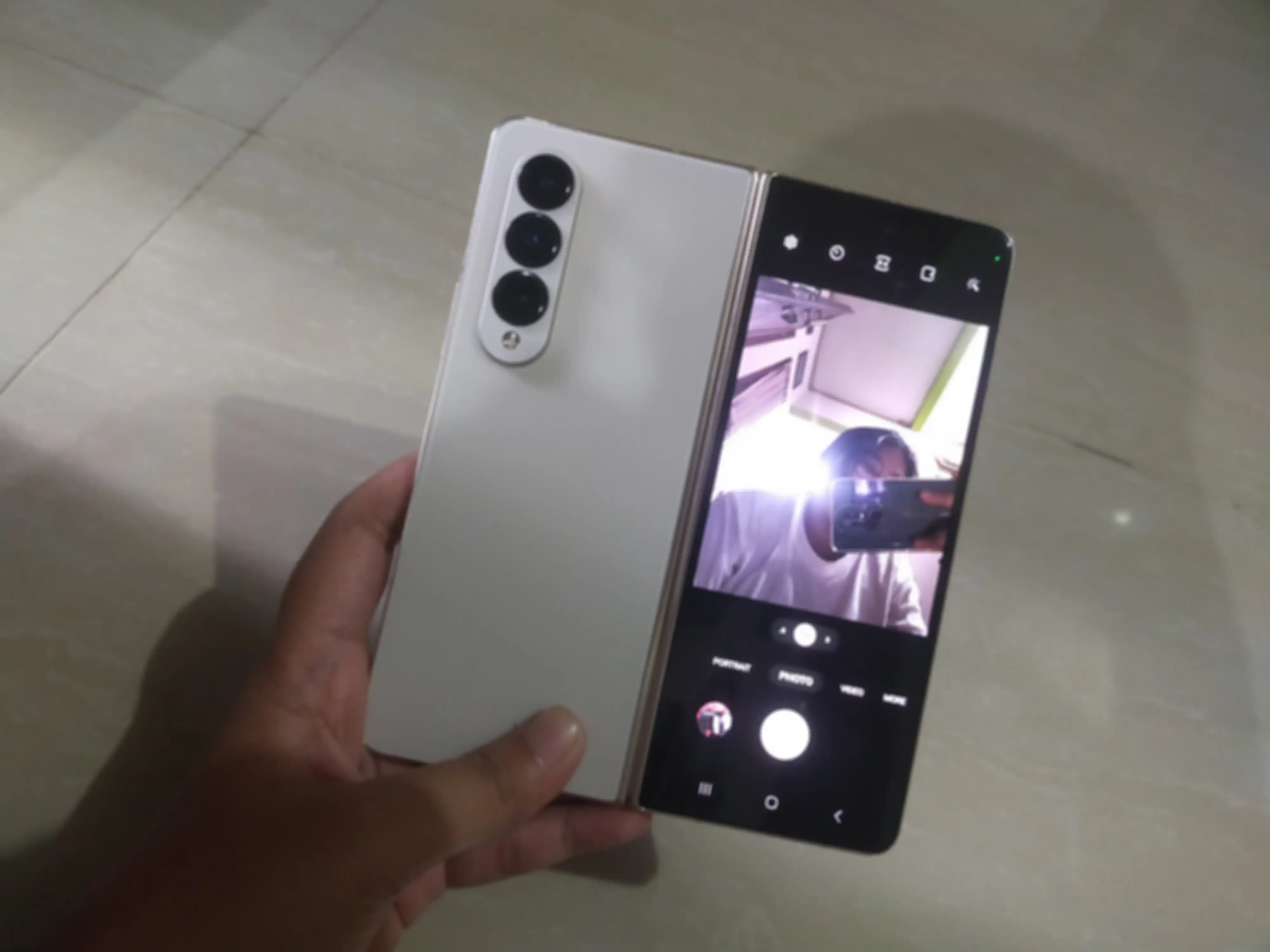 Foto selfie dengan kamera utama di Samsung Galaxy Z Fold4.