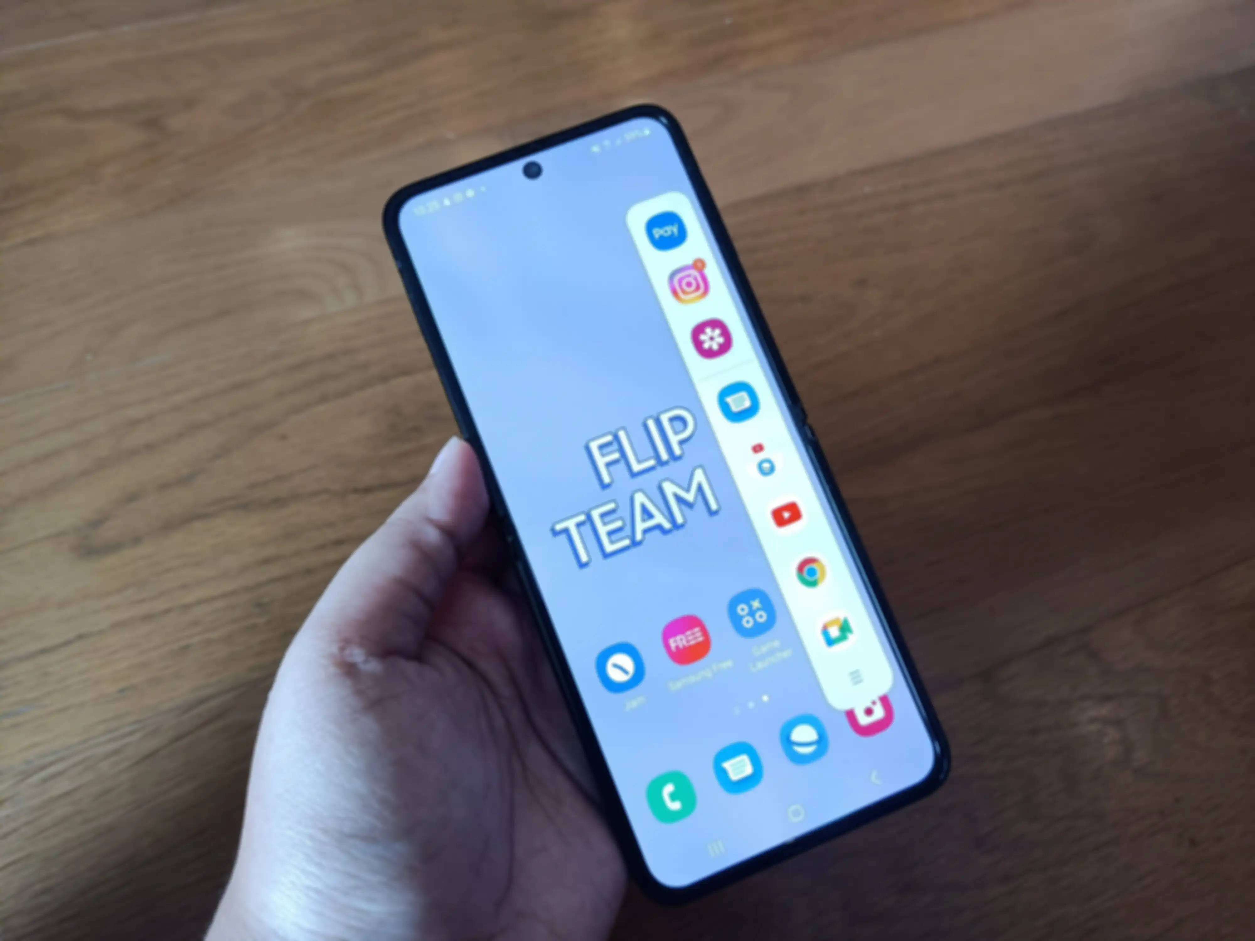 Tampilan fitur Edge Panel di Samsung Galaxy Z Flip4.