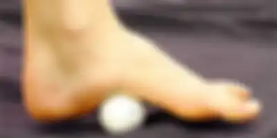 Teknik pijat refleksi kaki dengan bola golf.