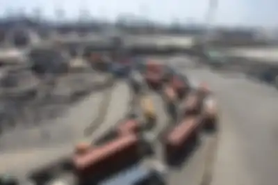 Kegiatan Distribusi Barang Menggunakan Peti Kemas di Pelabuhan