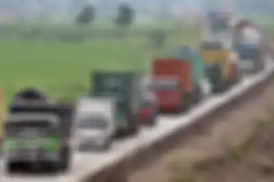Kegiatan Distribusi Barang Menggunakan Truk