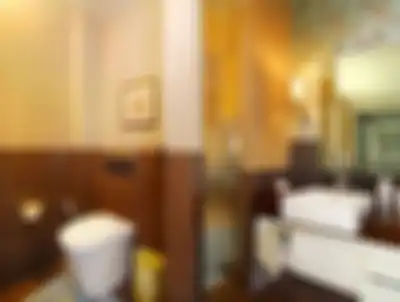 Desain kamar mandi dengan aplikasi wallcover.