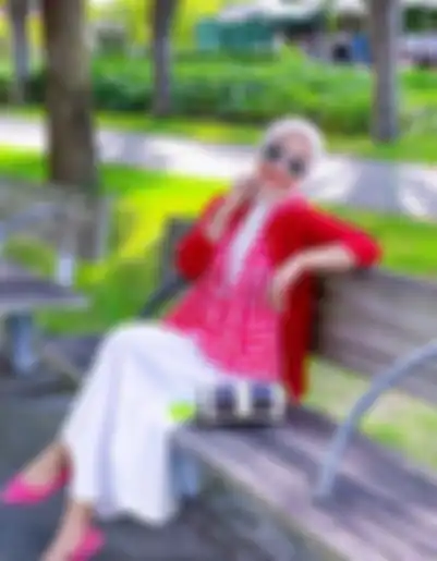 Syahrini tampil mewah dengan outfit merah gonjreng
