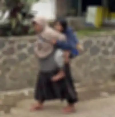 Kisah perjuangan Ibu Asih merawat anak gadisnya yang menderita lumpuh otak
