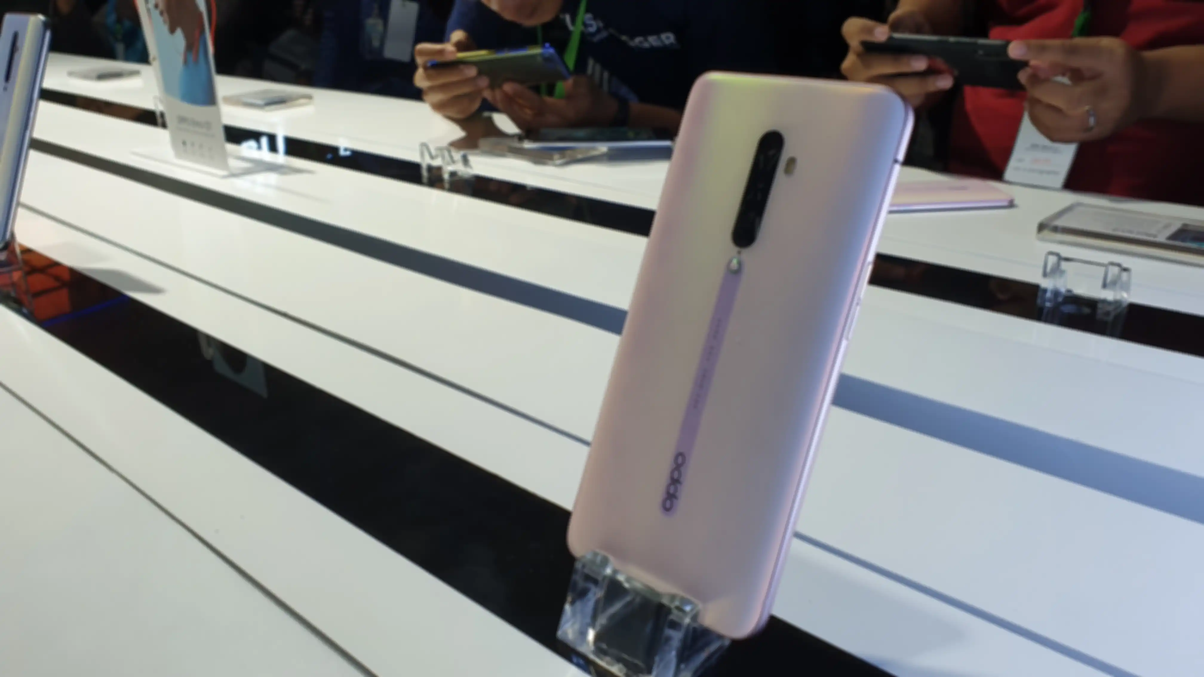 Oppo Reno2 warna Sunset Pink.
