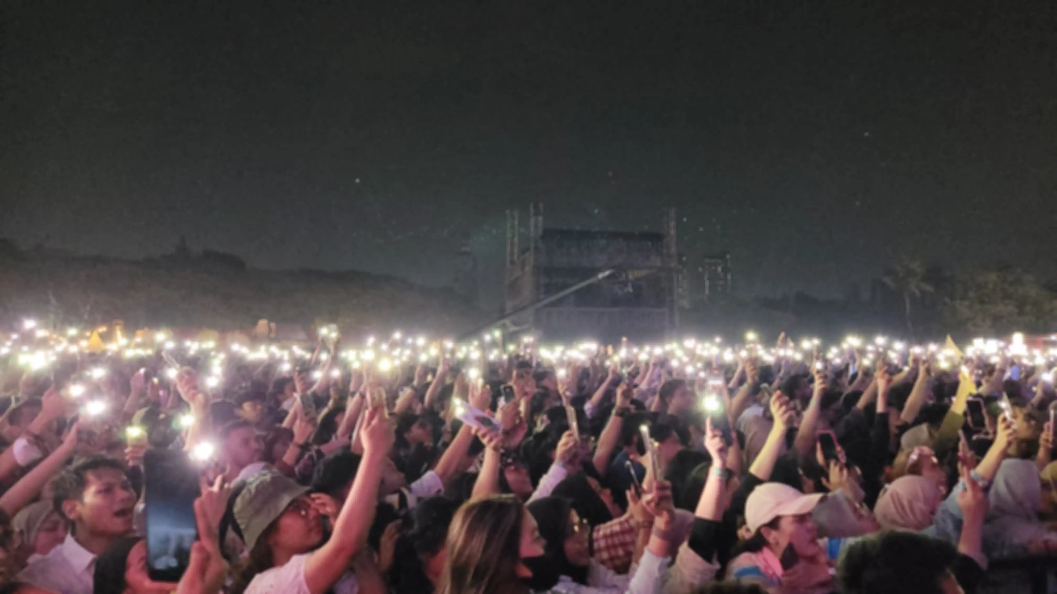Saat lagu Kasih Tak Sampai, para penonton juga diminta untuk menyalakan flashlight sambil bernyanyi.