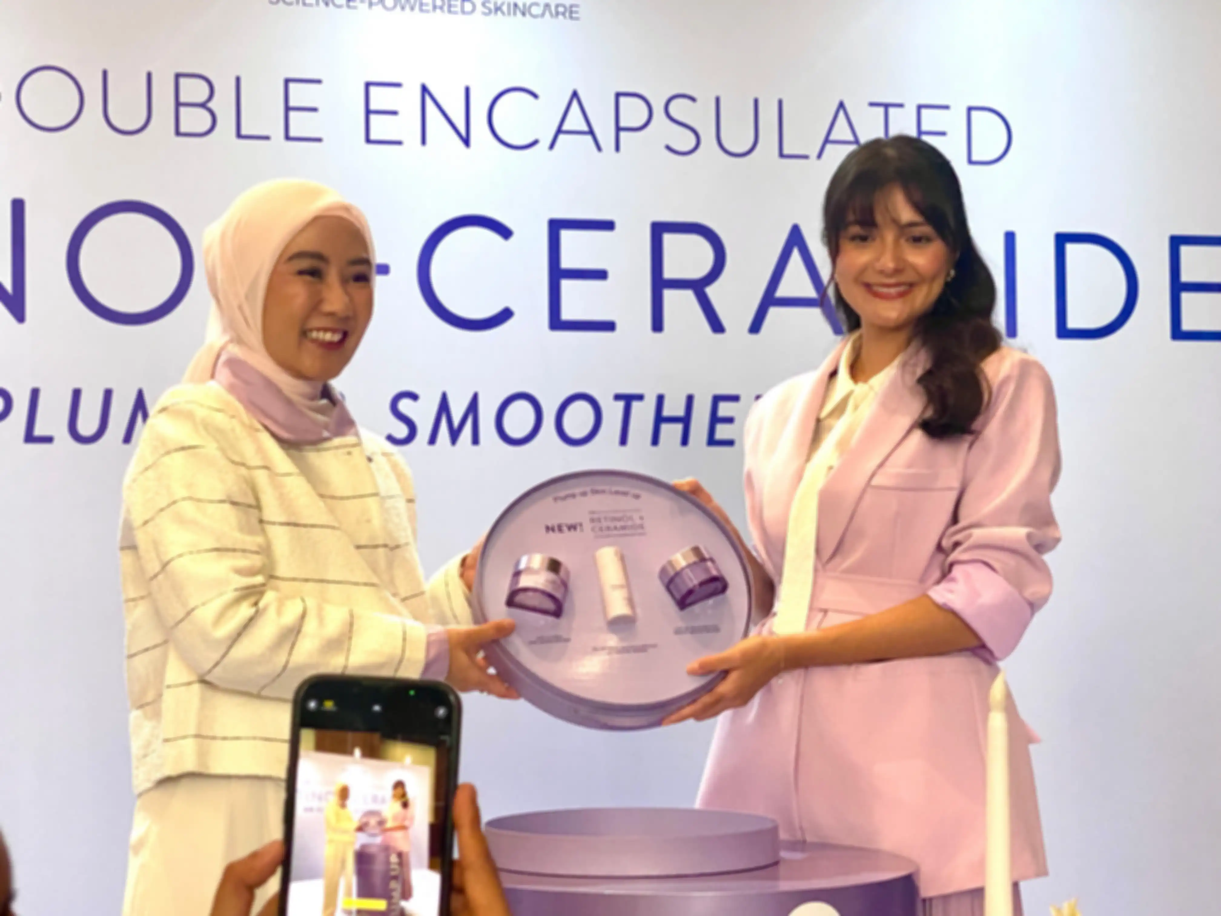 (ki-ka) Arum Pratiwi selaku Head of Wardah Advance Skincare dan Amanda Rawles selaku Brand Ambassador Wardah.