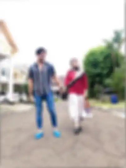 Fairuz dan Sonny di depan rumah mereka