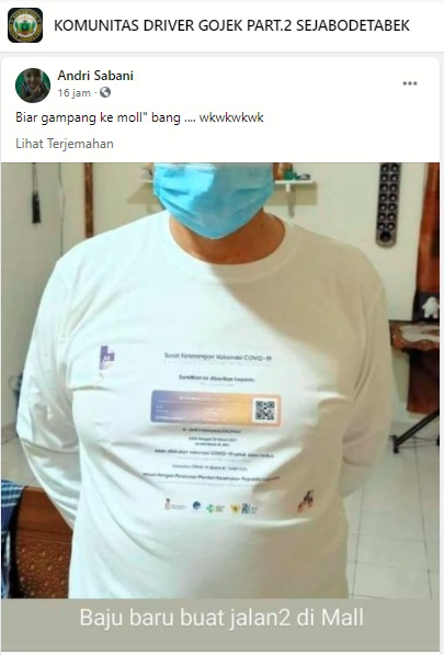 Unggahan foto pria dengan kaos sertifikat vaksin.