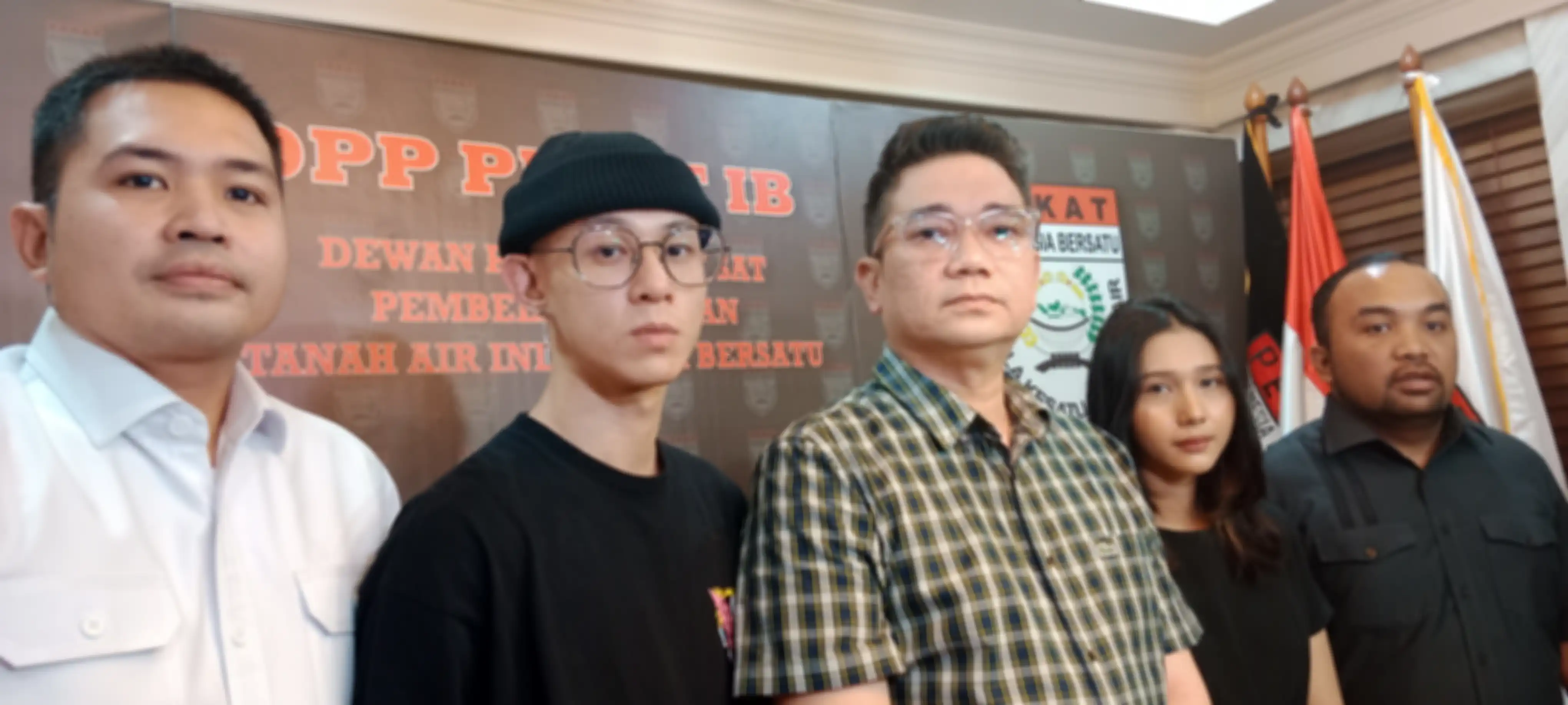 Tenri Ajeng bersama kakak dan kuasa hukumnya, Milano Lubis di Brawijaya, Jakarta Selatan, Selasa (2/5/2023).