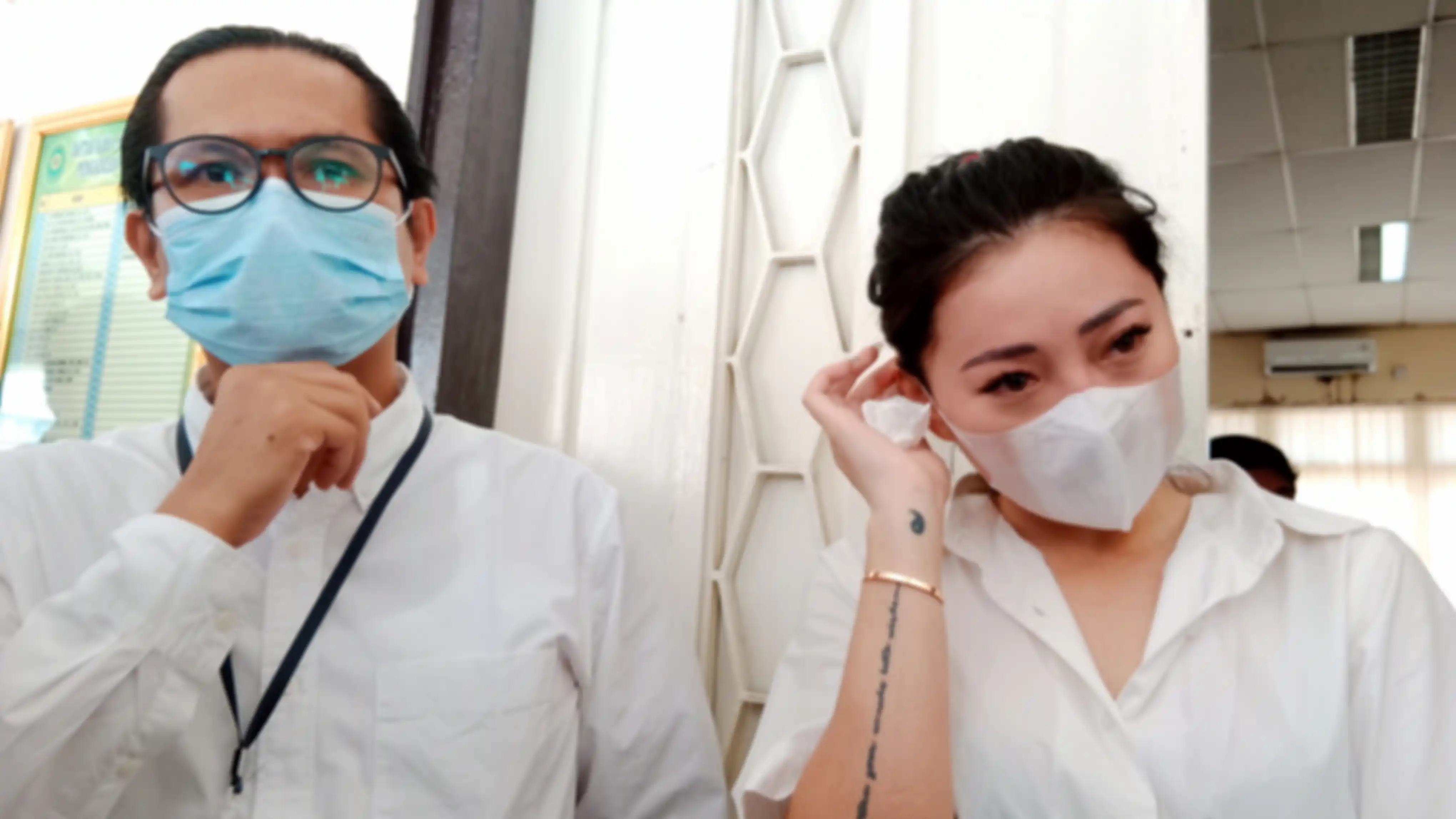 Mata Wendy Walters sembab begitu keluar dari ruang mediasi Pengadilan Negeri (PN) Jakarta Utara.