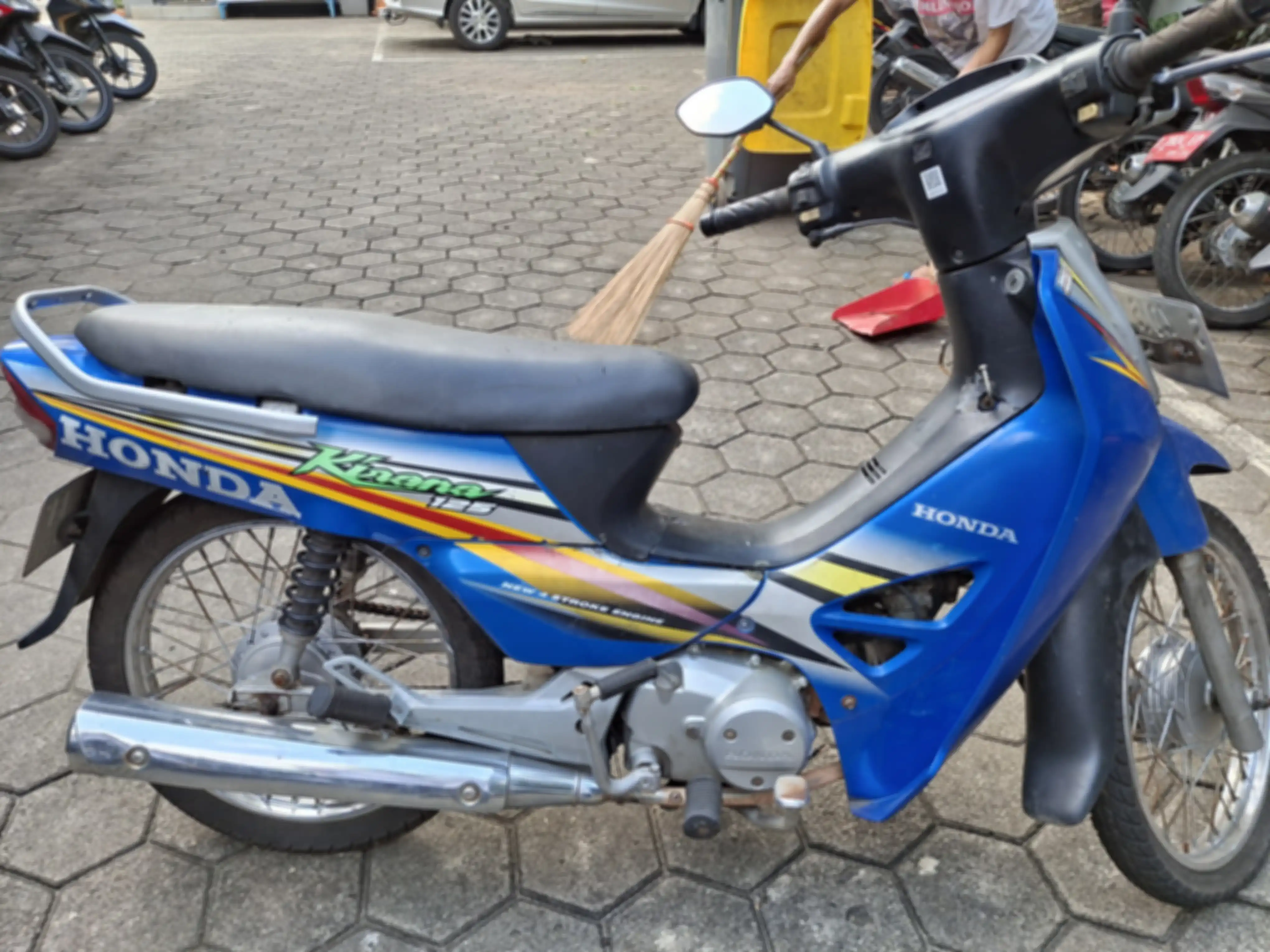 Tampak samping motor murah Honda Kirana yang dilelang Rp 2,7 juta.