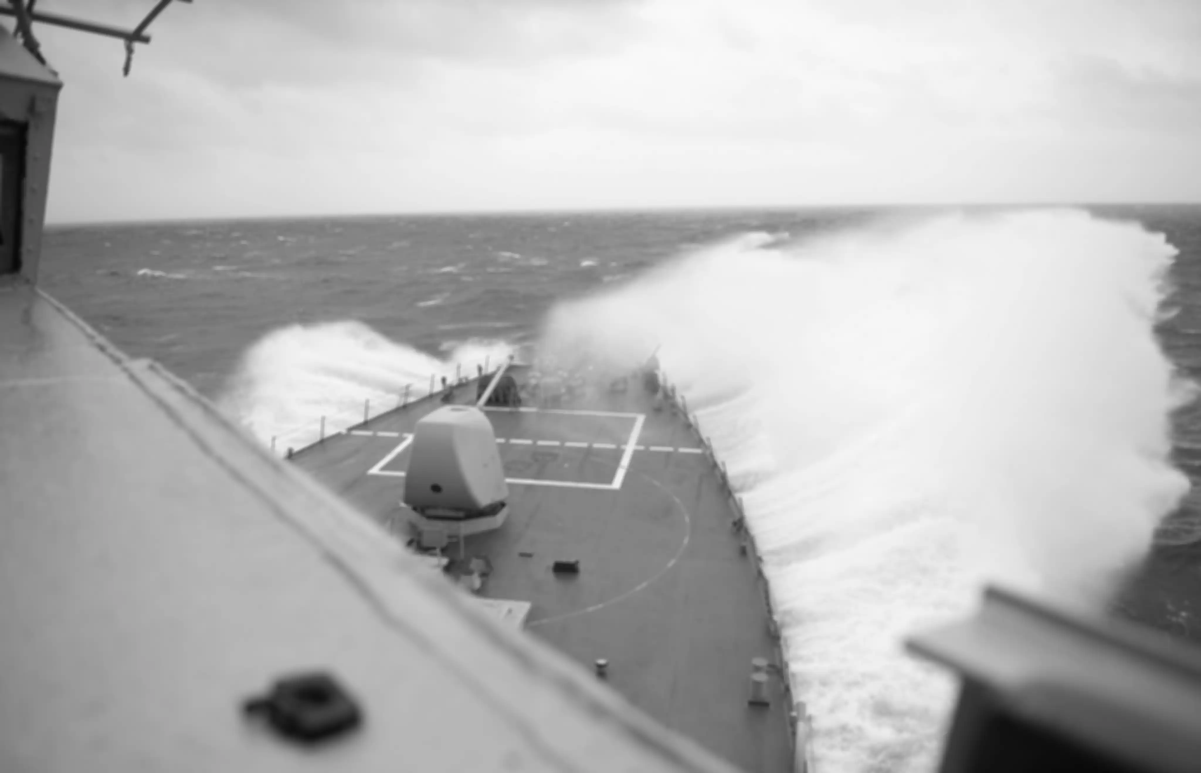 Kapal perusak berpeluru kendali US saat transit di selat Taiwan.