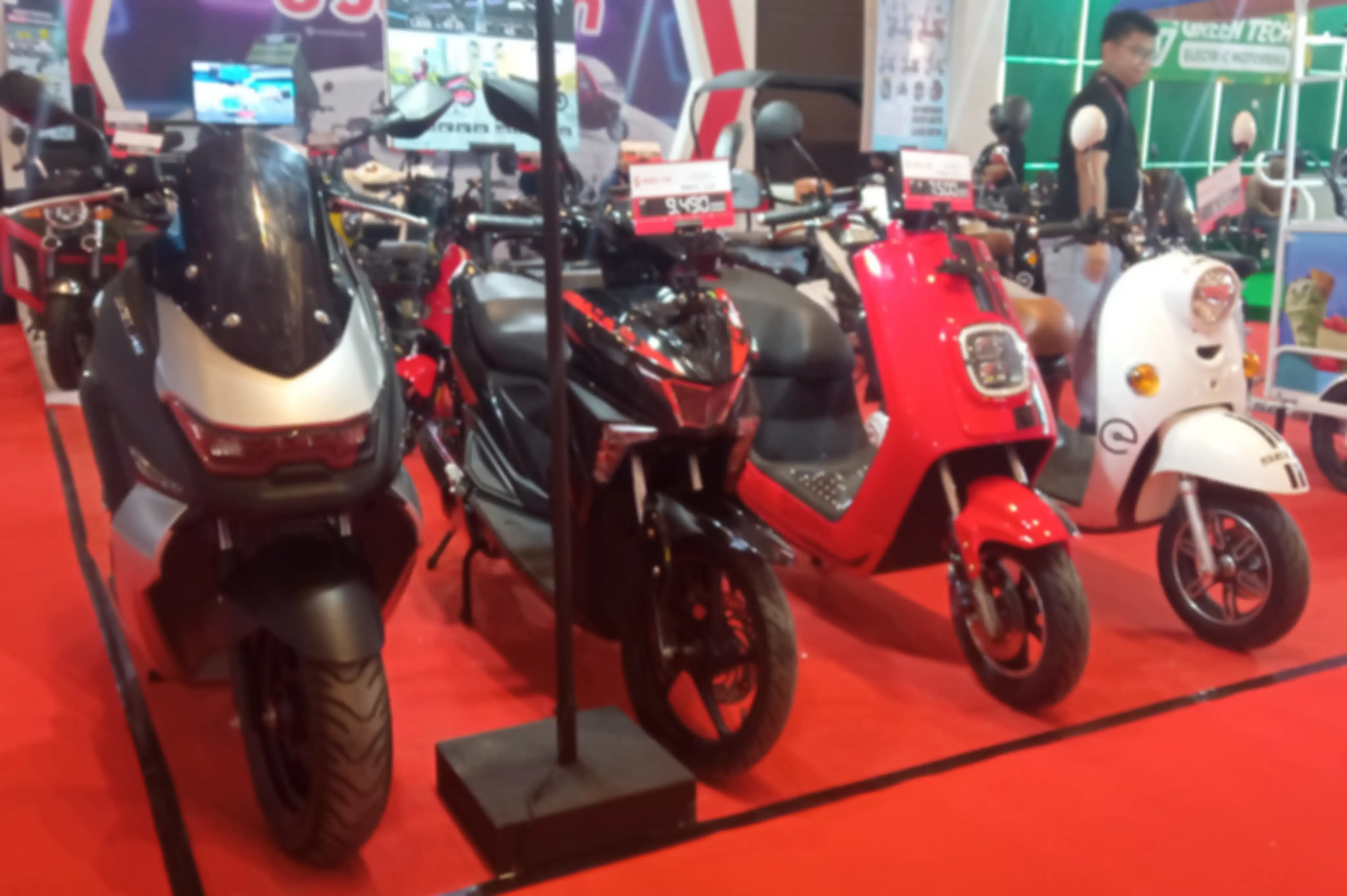 Selis jual motor listrik murah di IIMS 2024