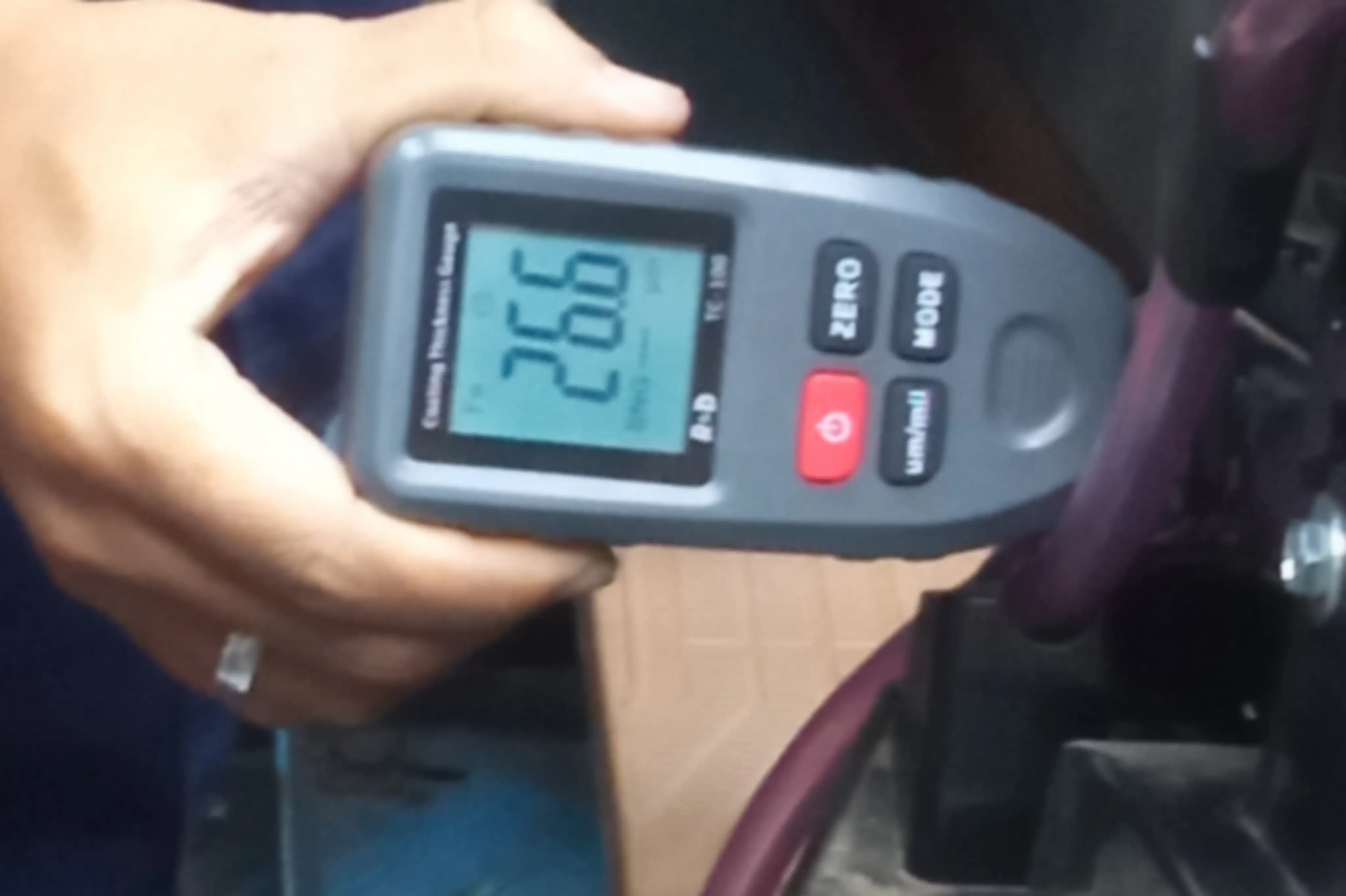Pengecekan menggunakan alat Coating Thickness Gauge.