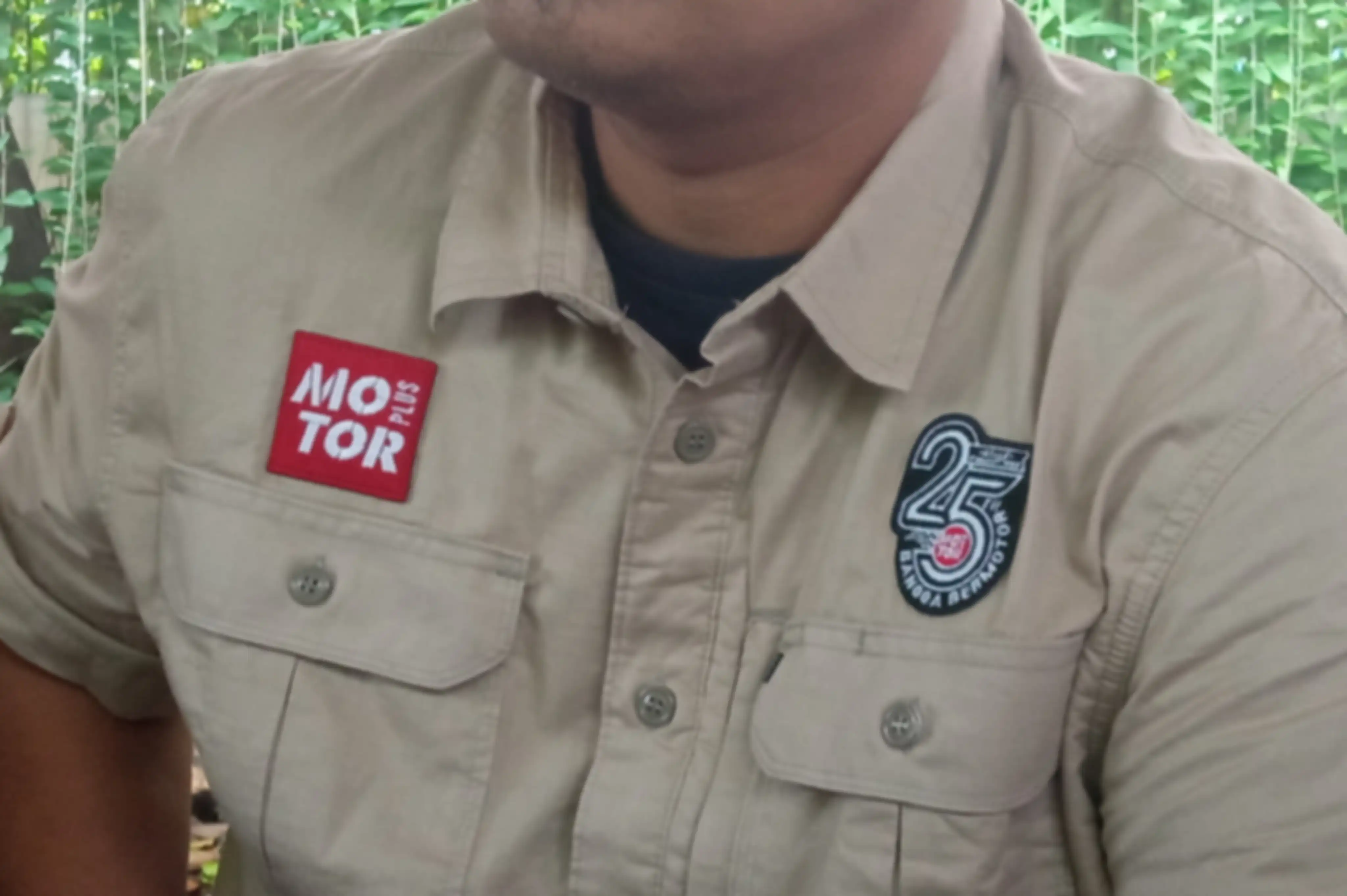 Kemeja MGEE dilengkapi patch logo MOTOR Plus dan 25 Tahun Motorplus