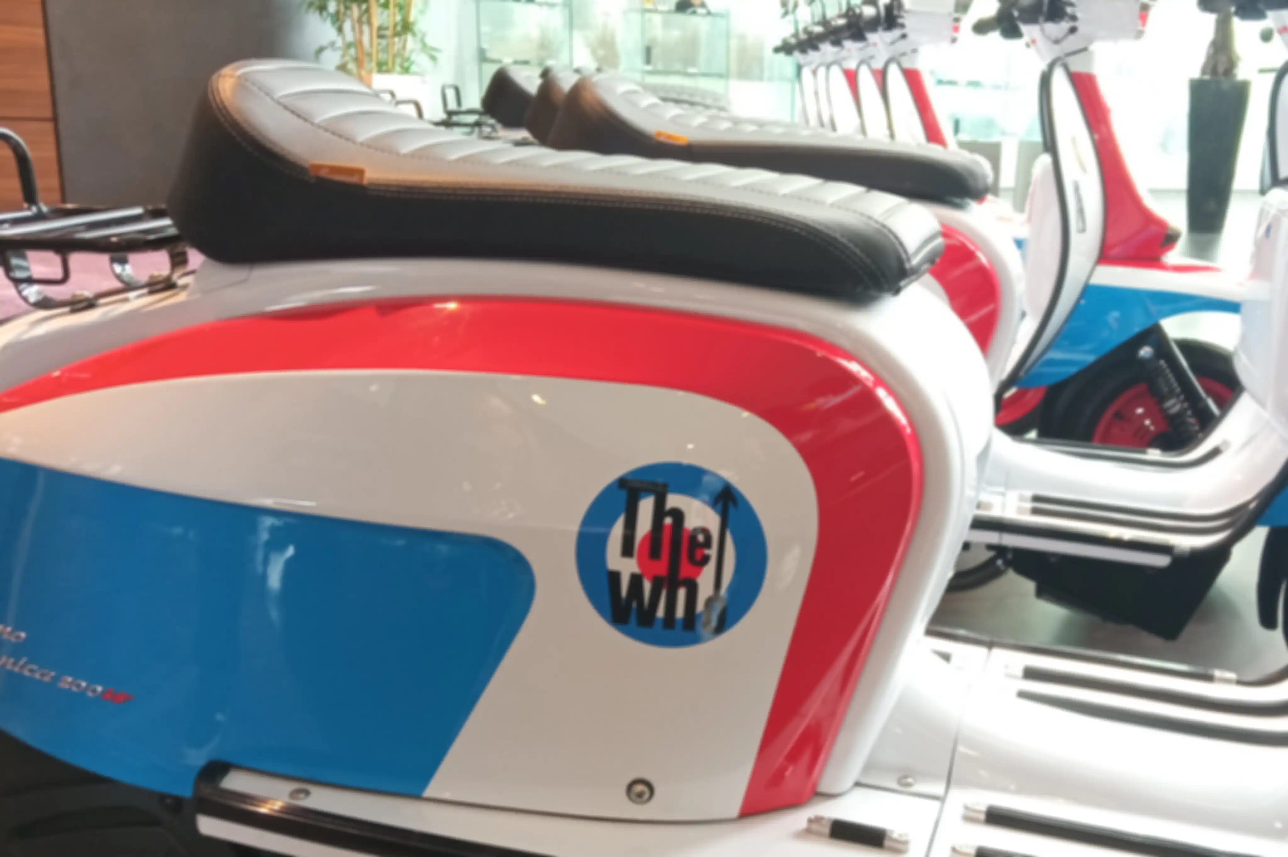 Body dibalut warna merah, putih dan biru, serta ada logo The Who. 