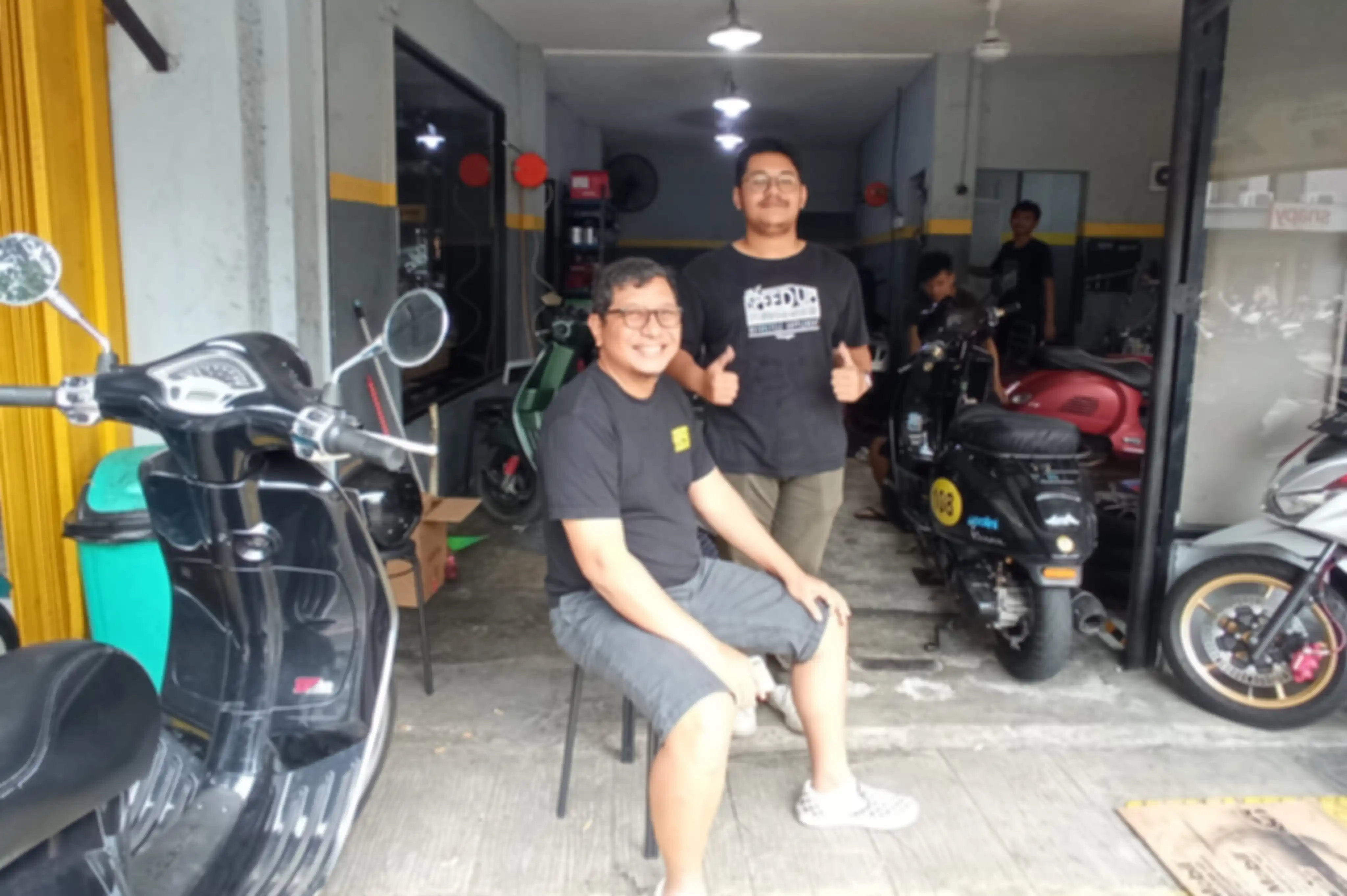 Grit Scooter Garage pemiliknya bapak-anak, Wibowo (kiri) dan Johanes Victorio (kanan). 
