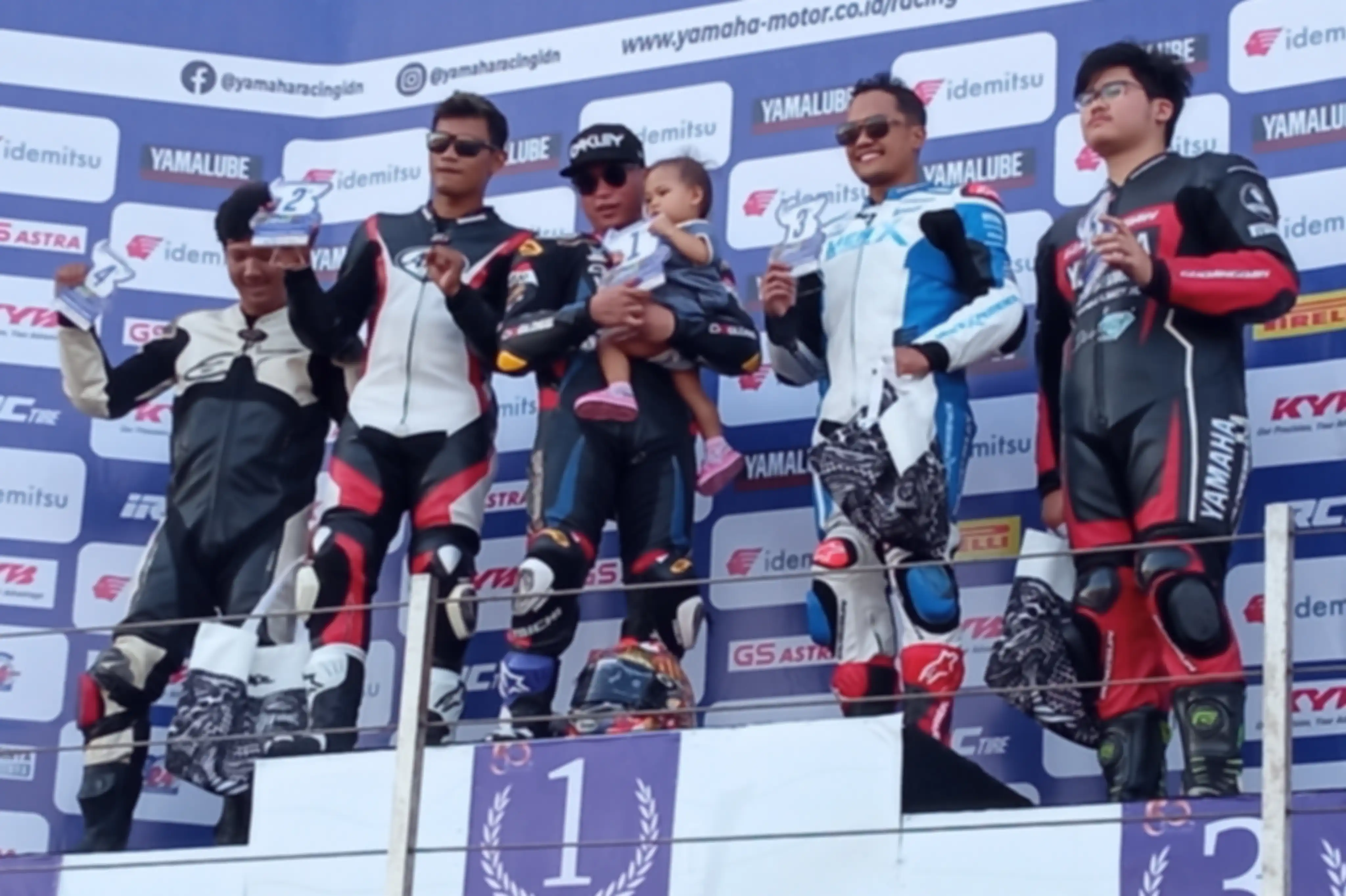 Podium Race 2 Yamaha Sunday Race kelas Superstock 1000 cc. 