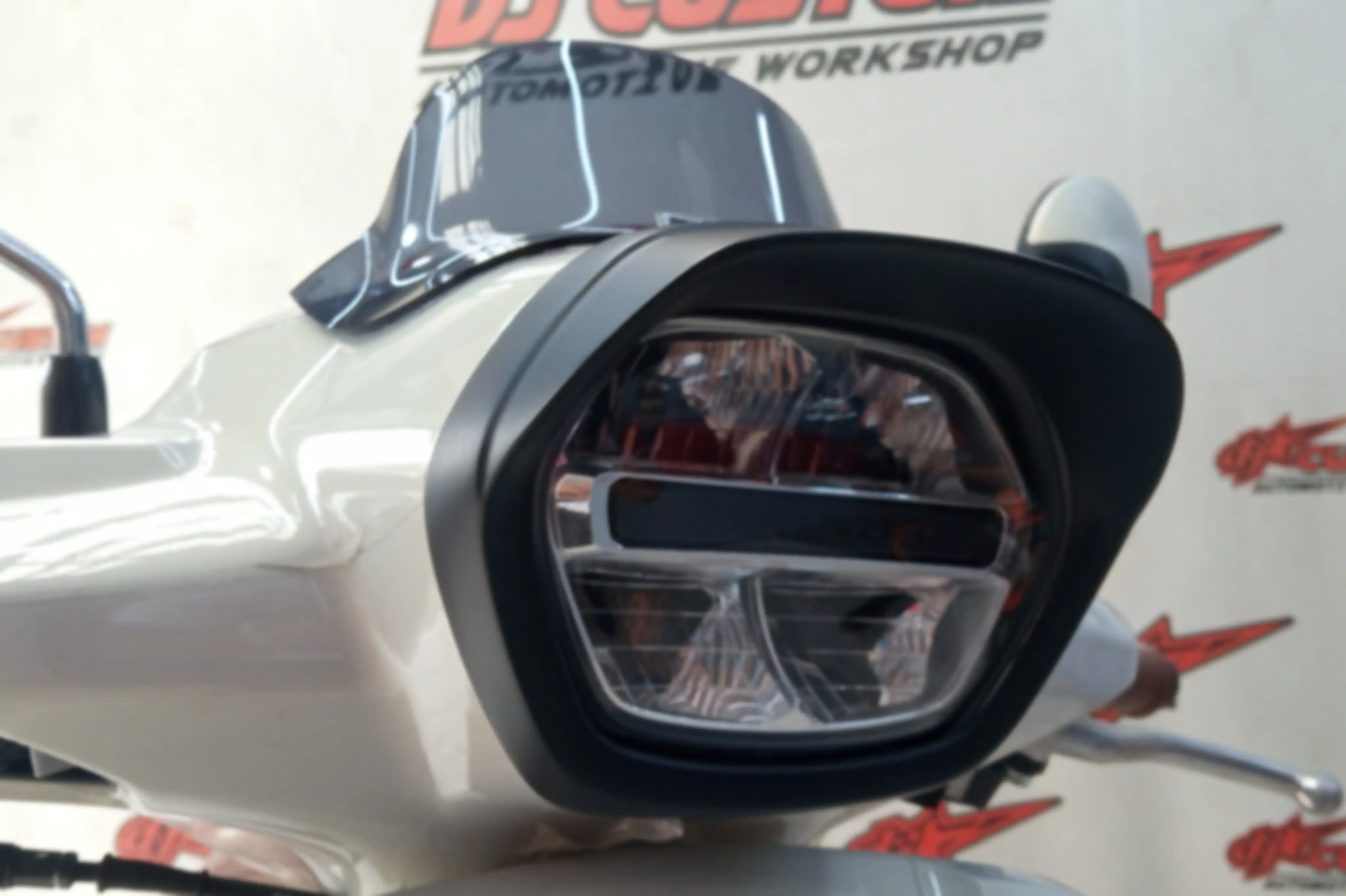 Tampilan tambah keren dengan pet headlamp dan mini visor. 