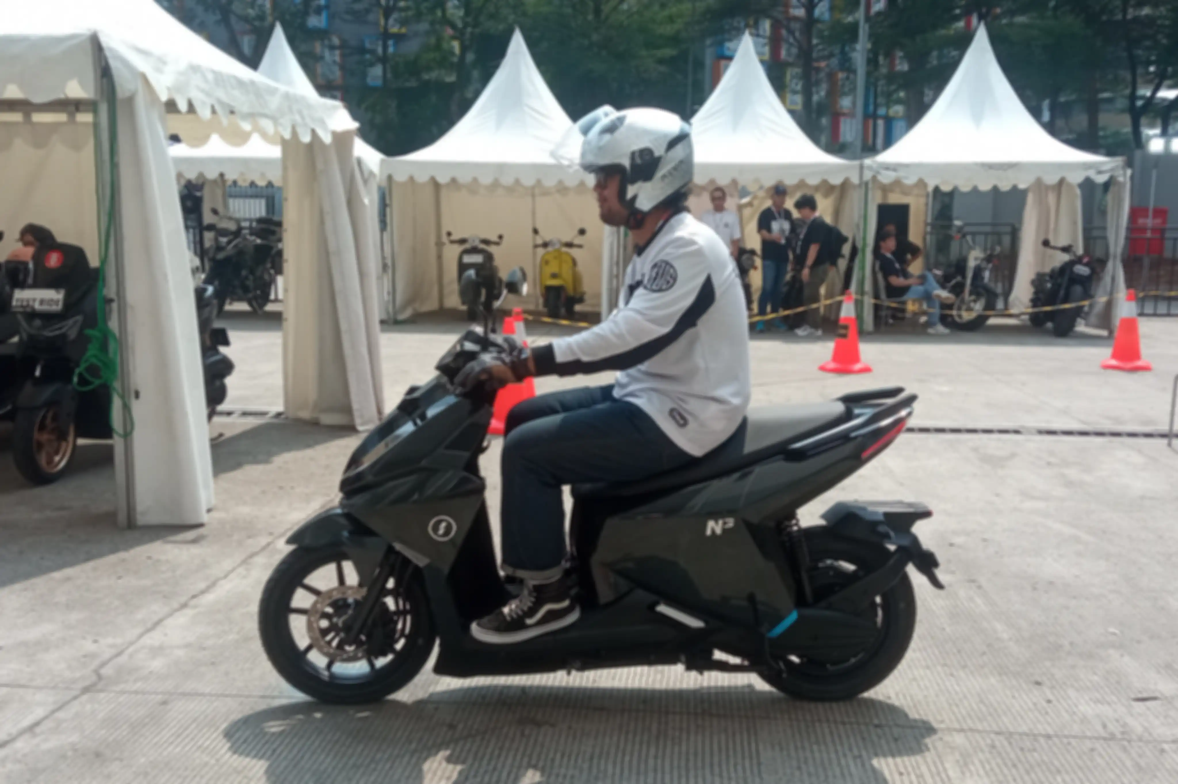 ALVA N3 dibawa test rider MOTOR Plus. 