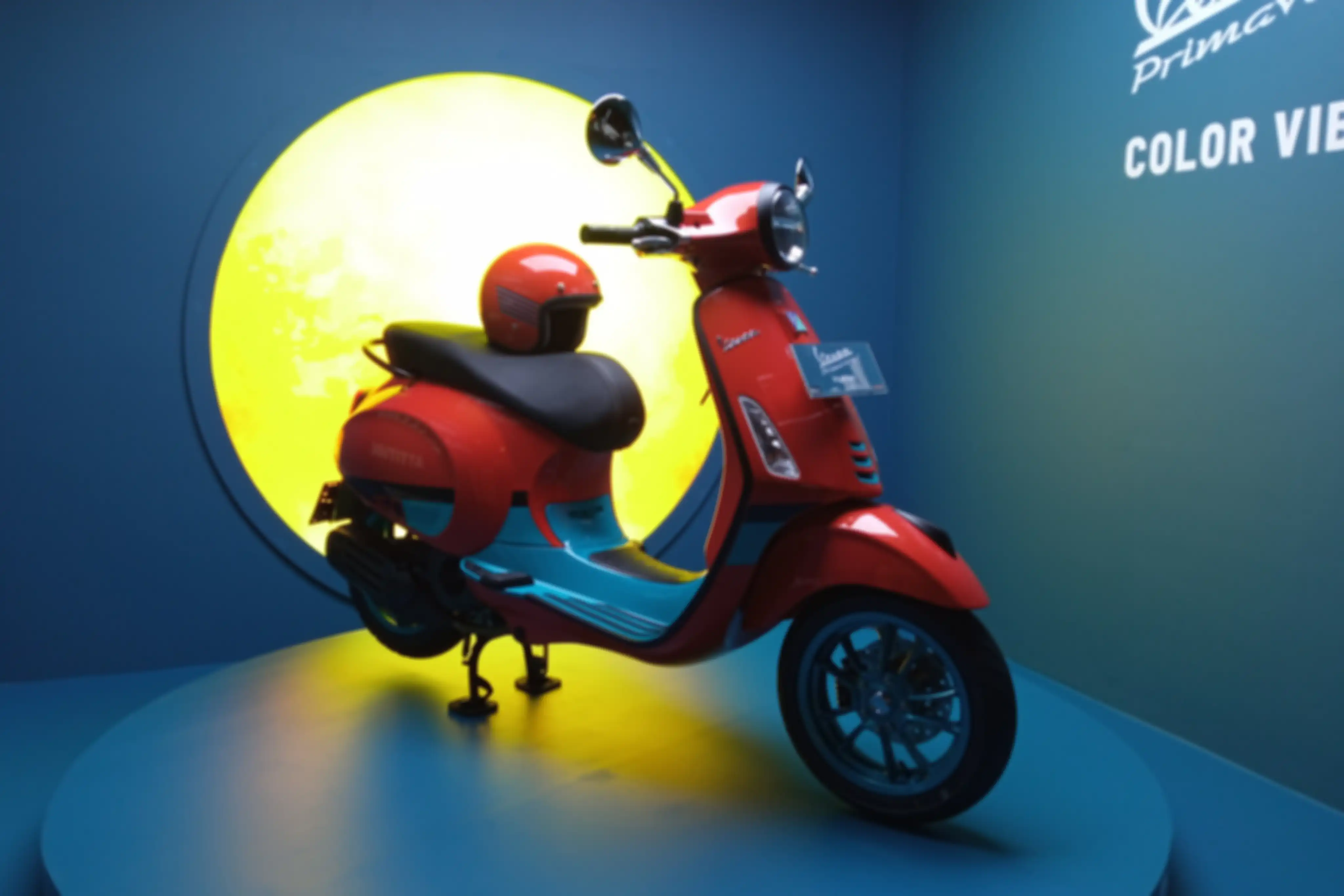 Vespa Primavera Color Vibe pilihan warna Orange Tramonto. 