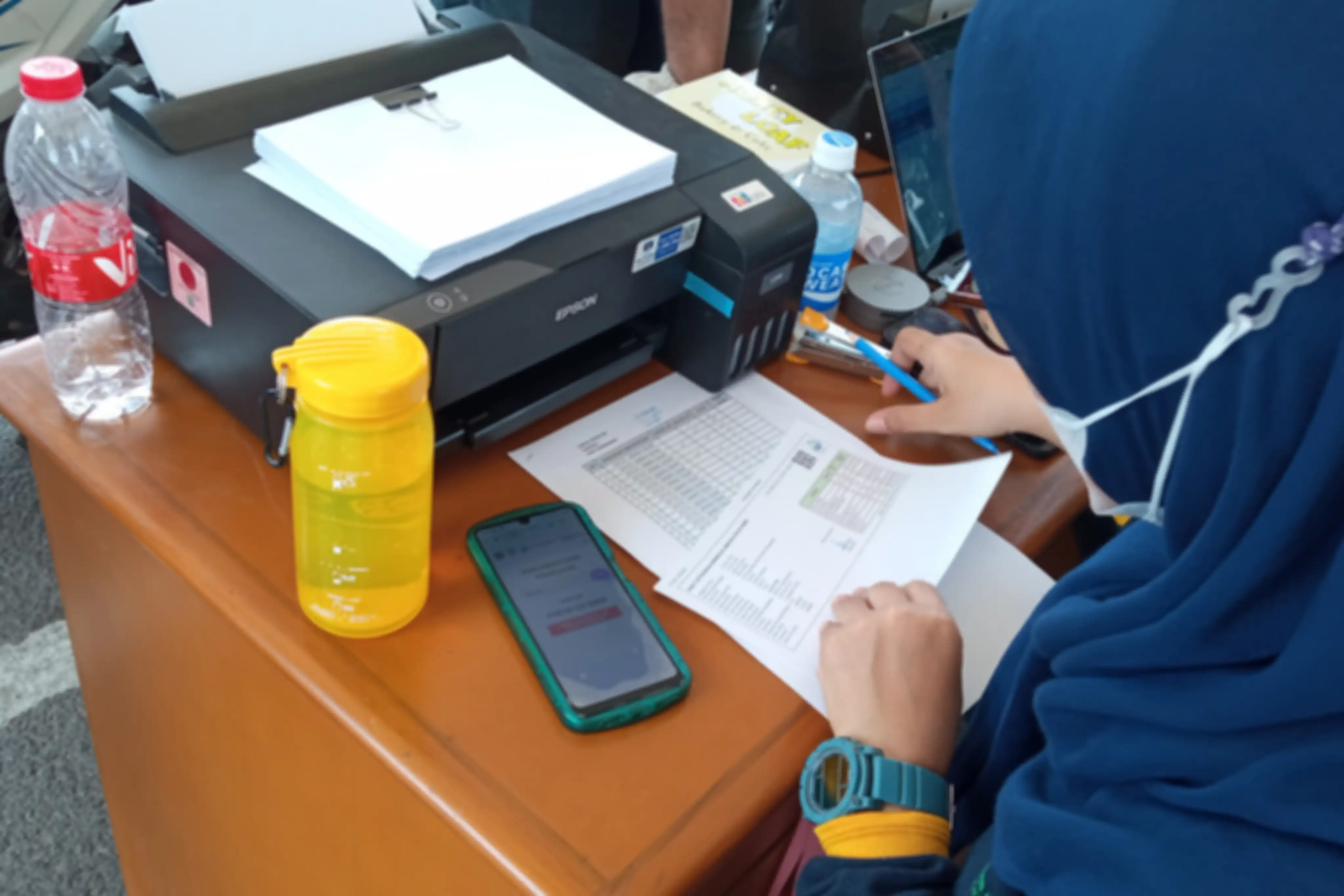 Setelah dinyatakan lulus, petugas akan memberikan hasil uji emisi kepada pengendara. 