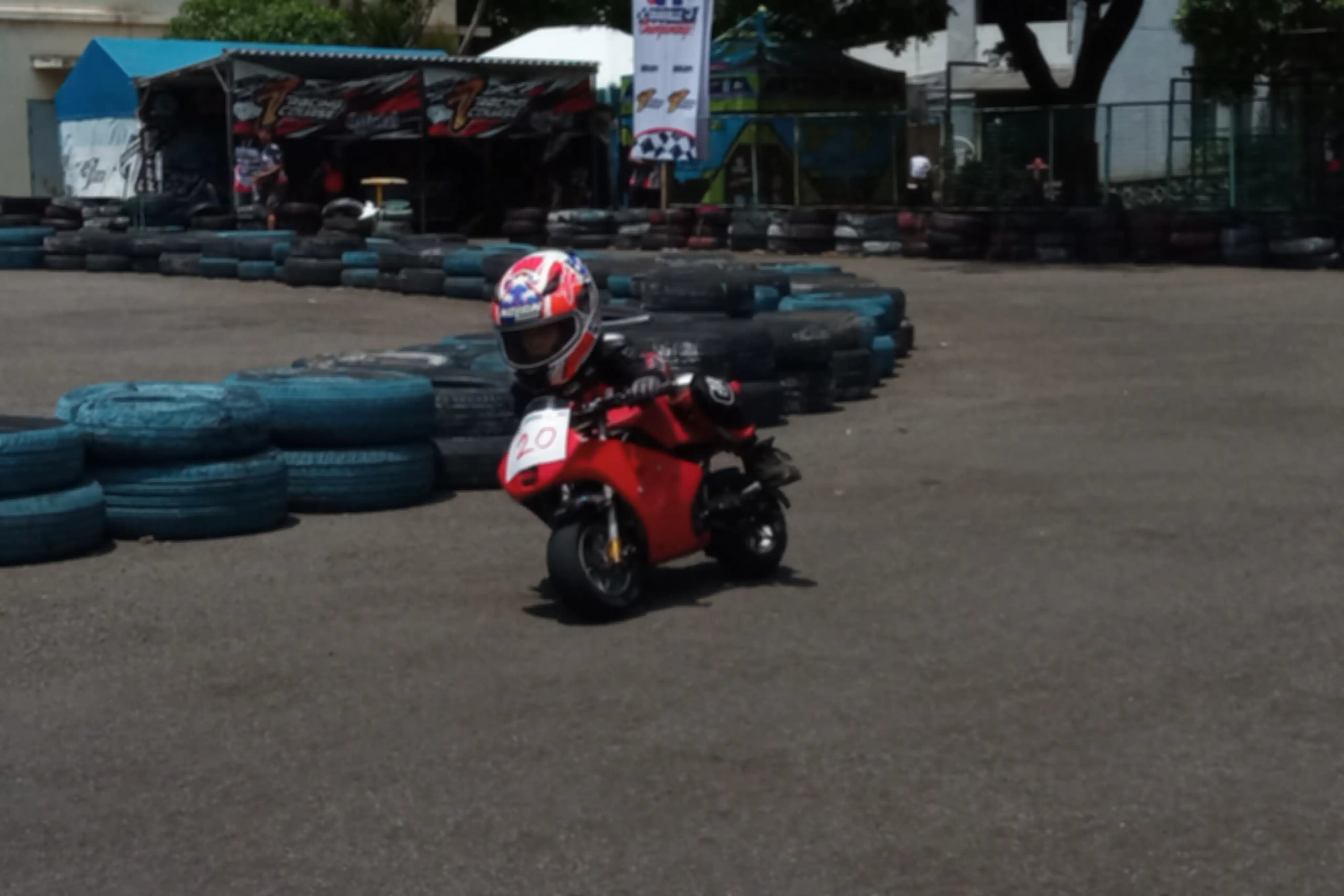Fakhrin Shaquille balap pakai Pocket Bike Lenka. 