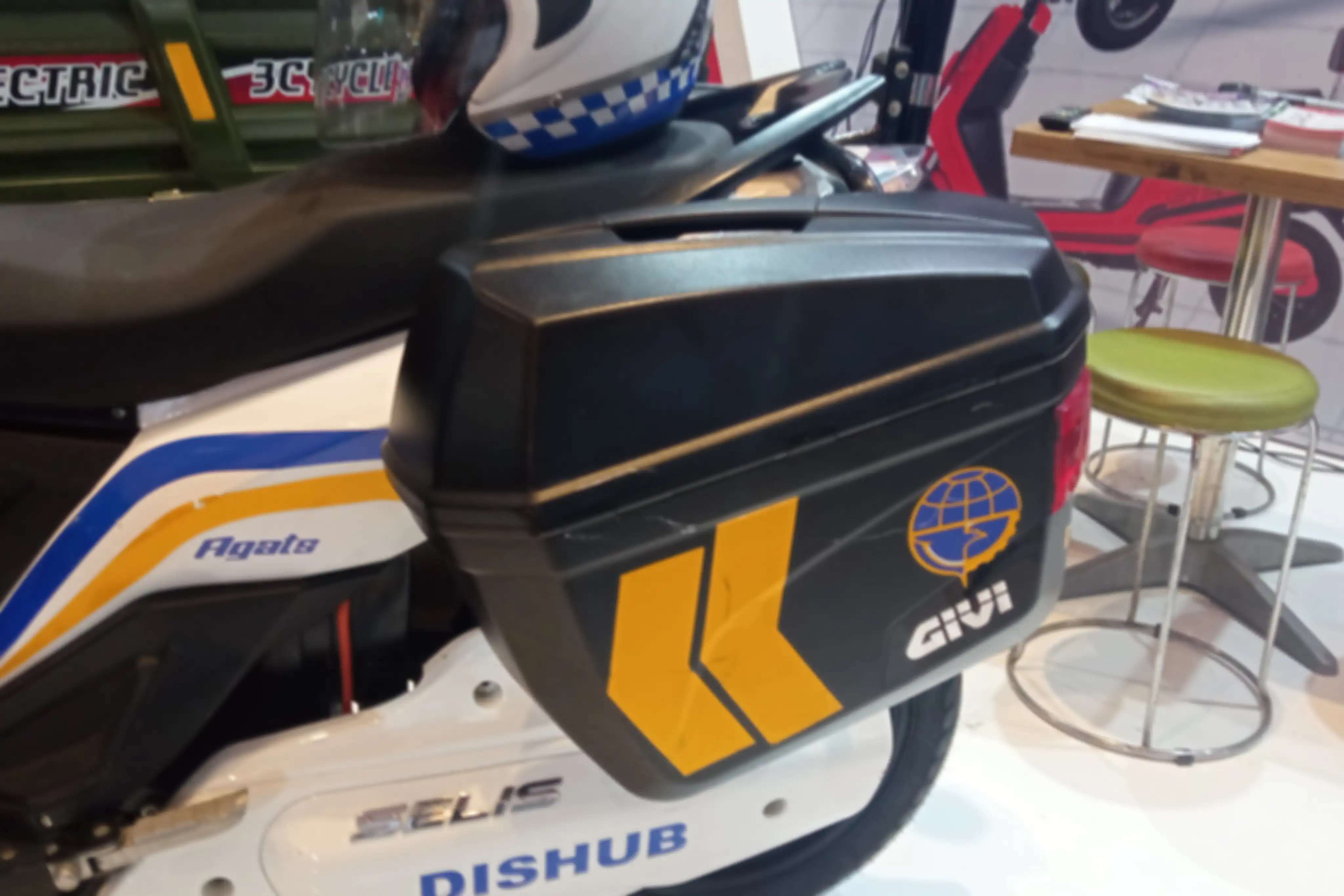 Selis Agats Patroli dilengkapi box GIVI. 