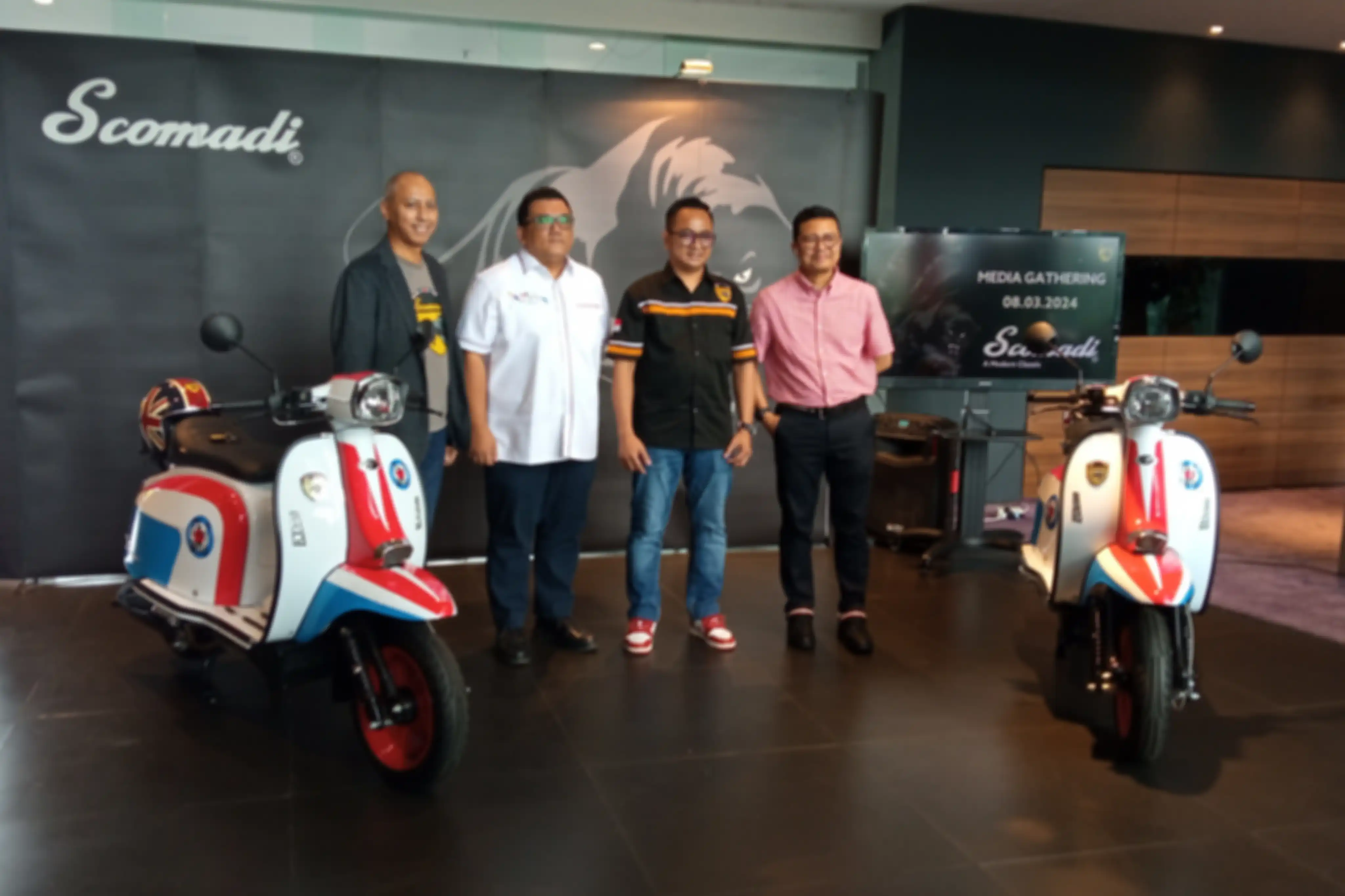 Serah terima motor Scomadi Turismo Technica 200w The Who ke konsumen pertama di Scomadi Experience Center daerah MT Haryono, Tebet, Jakarta Selatan, Jumat (8/3/2024). 