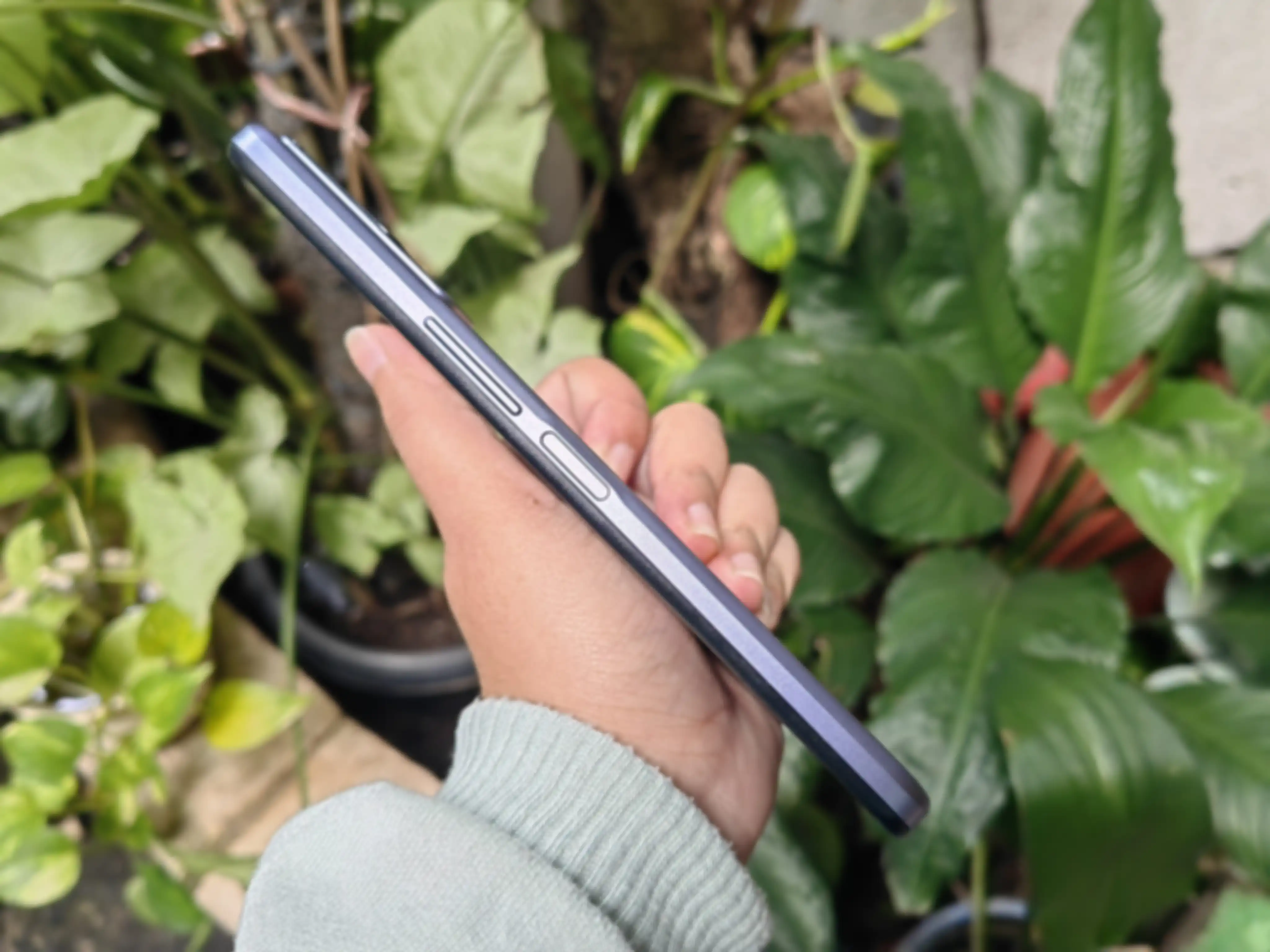 Bagian kanan Sharp Aquos V6 5G