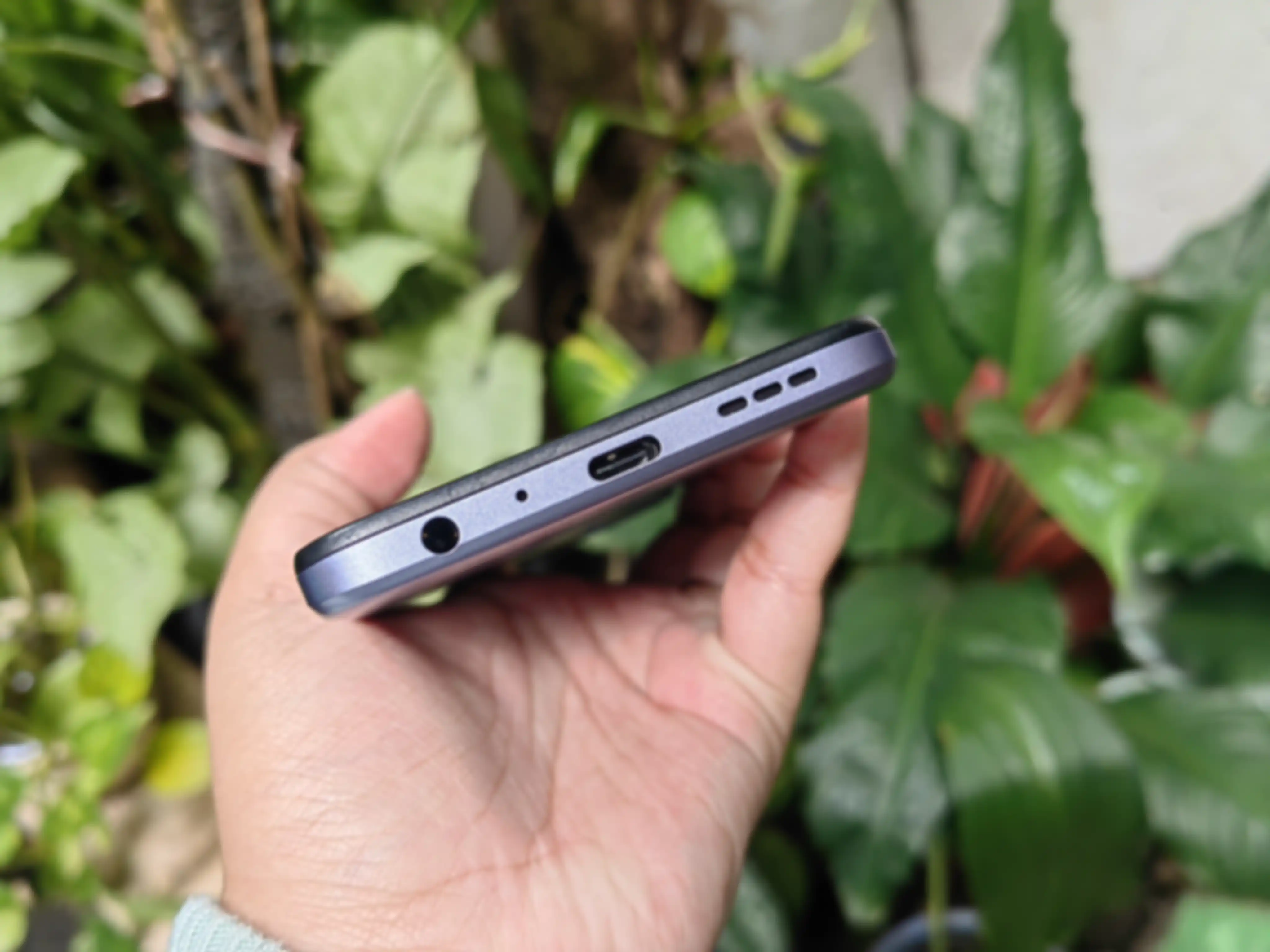 Bagian bawah Sharp Aquos V6 5G.