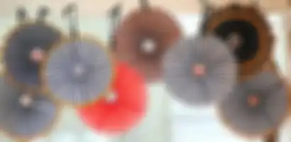 Menggantung dengan kuat tanpa merusak permukaan dinding.