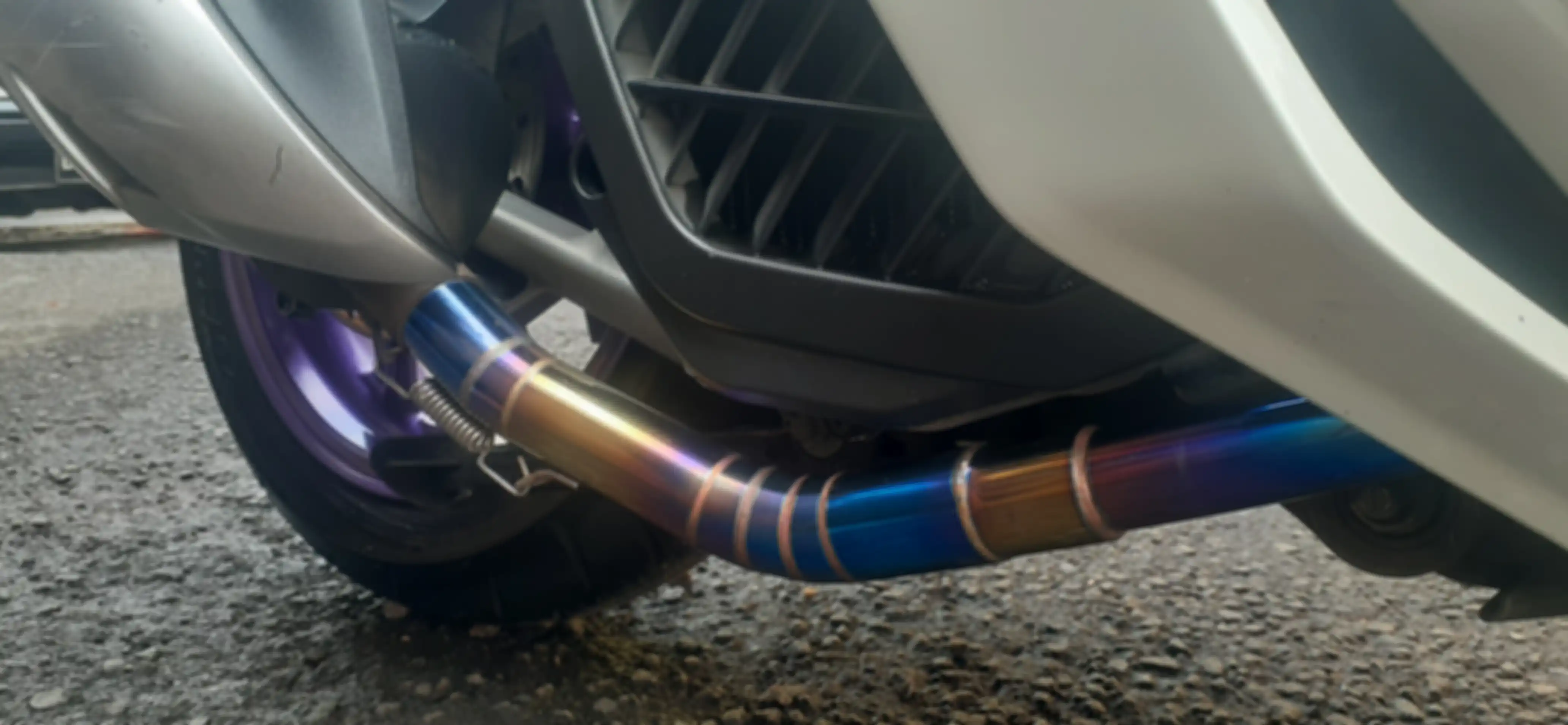 Leher knalpot custom warna Titanium dengan proses bakar.