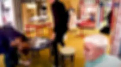 Foto ketika suami Lesti Kejora yakni Rizky Billar mematahkan kaki meja di toko. 