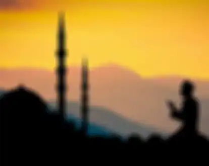 Menyalakan meriam saat bulan puasa menjadi tadisi disejumlah negara Timur Tengah. 