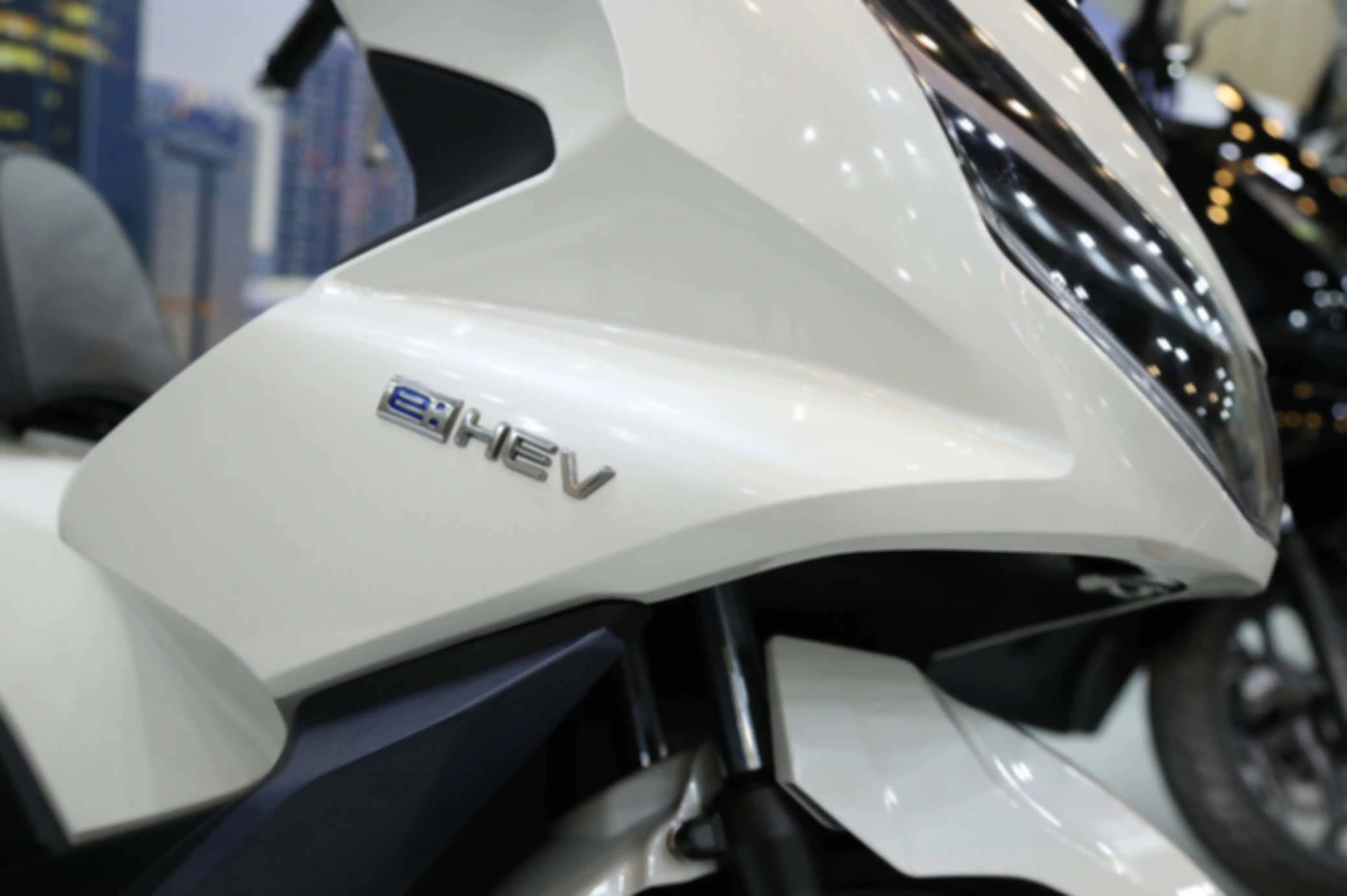 Logo baru Honda PCX Hybrid yang menjadi e:HEV
