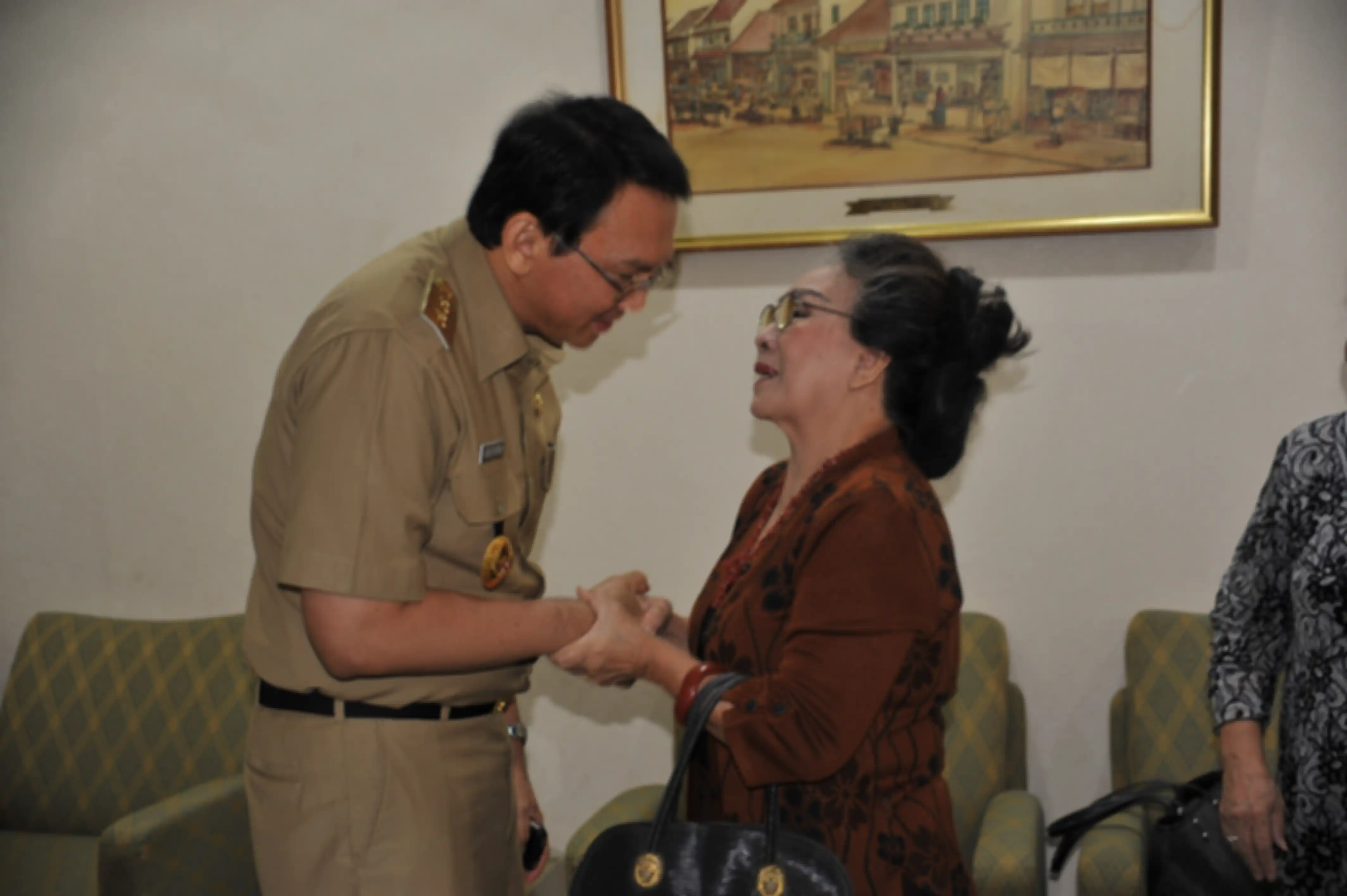 Gubernur DKI Basuki Tjahaja Purnama saat menerima istri Henk Ngantung di Balai Kota, 23 April 2013. ---------------------------- Original Message ---------------------------- Subject: Foto Wagub menerima Ibu Ngantung (Mantan Gub)] dokumentasi pemprov dki jakarta From: yasdi@mediaindonesia.