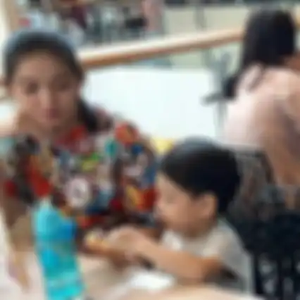 Potret sederhana Selvi Ananda yang memakai kaus mickey mouse saat temani Jan Ethes makan donat di food court