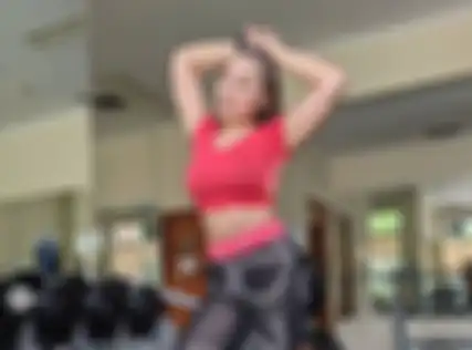Emma Waroka berpose setelah olahraga