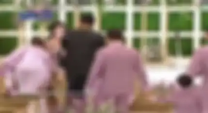 Momen Ashanty angkat kursi KD agar duduk sejajar dengannya