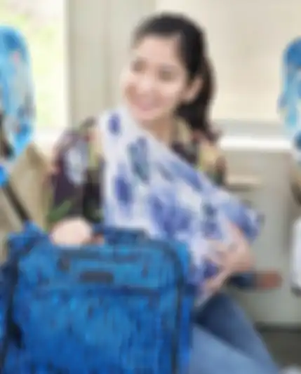 Winda gendong anak bayinya naik kereta api
