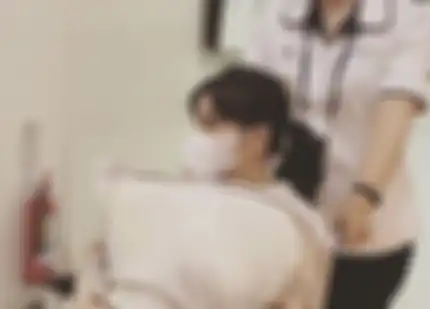 Uut Permatasari menutupi wajahnya dengan kedua tangannya. istri Kapolres Gowa mendapat musibah. Foto perutnya jadi sorotan.