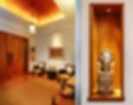 Gaya Bali pada foyer dengan olahan lampu.