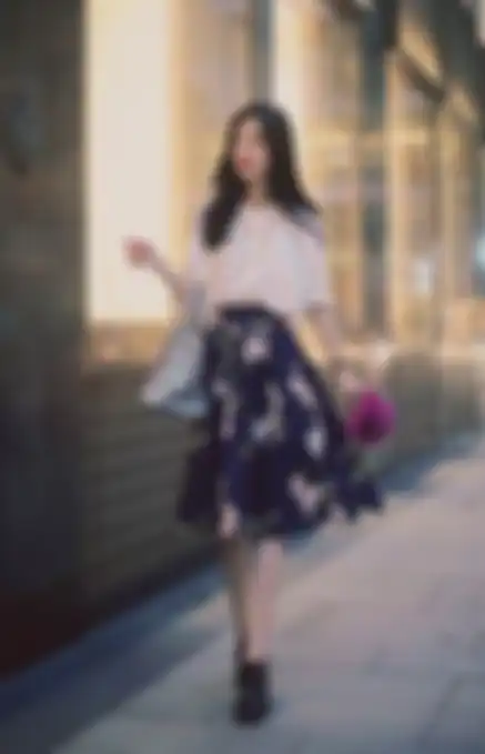Kemeja putih dan floral skirt