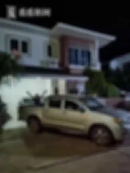 Pemulung dan rumah mewah di mana dia tinggal. 